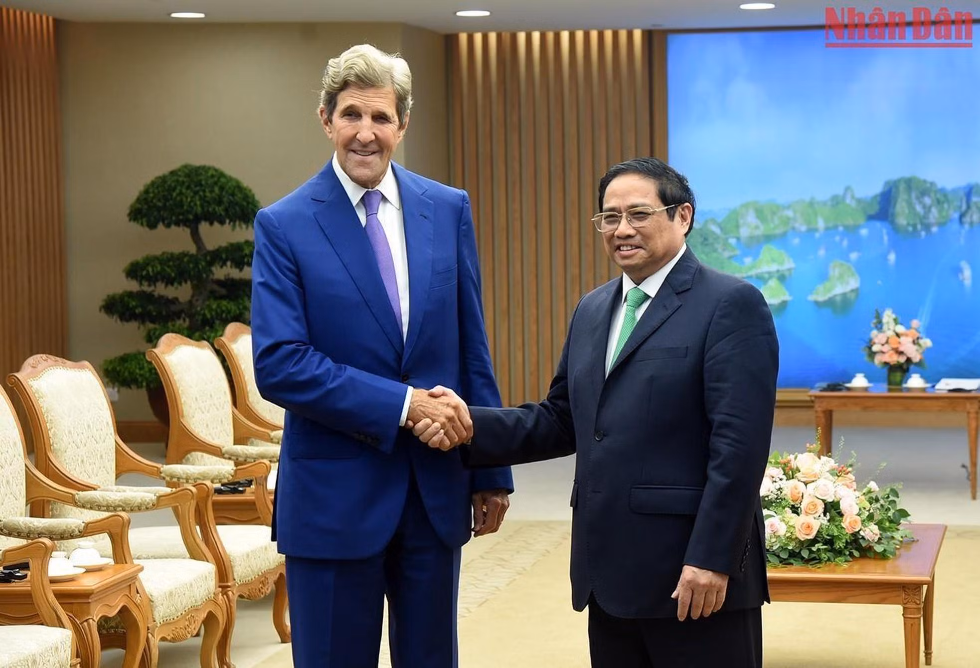 El primer ministro Pham Minh Chinh da la bienvenida a John Kerry. 