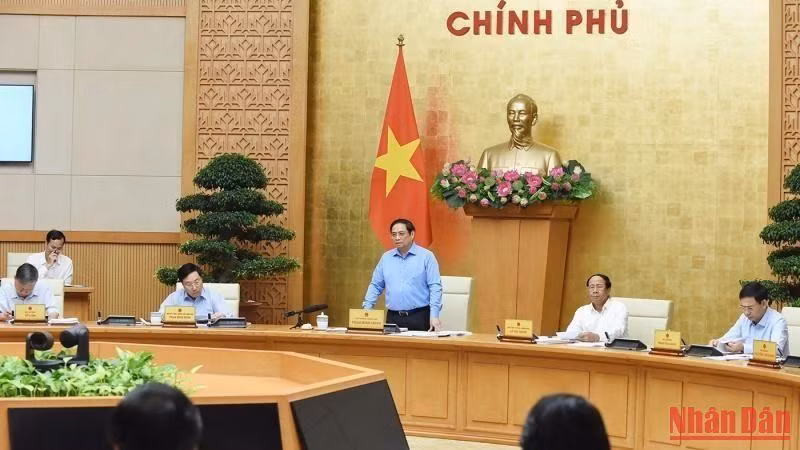 El primer ministro, Pham Minh Chinh, presenta el discurso de clausura en la reunión. El primer ministro, Pham Minh Chinh, presenta el discurso de clausura en la reunión.