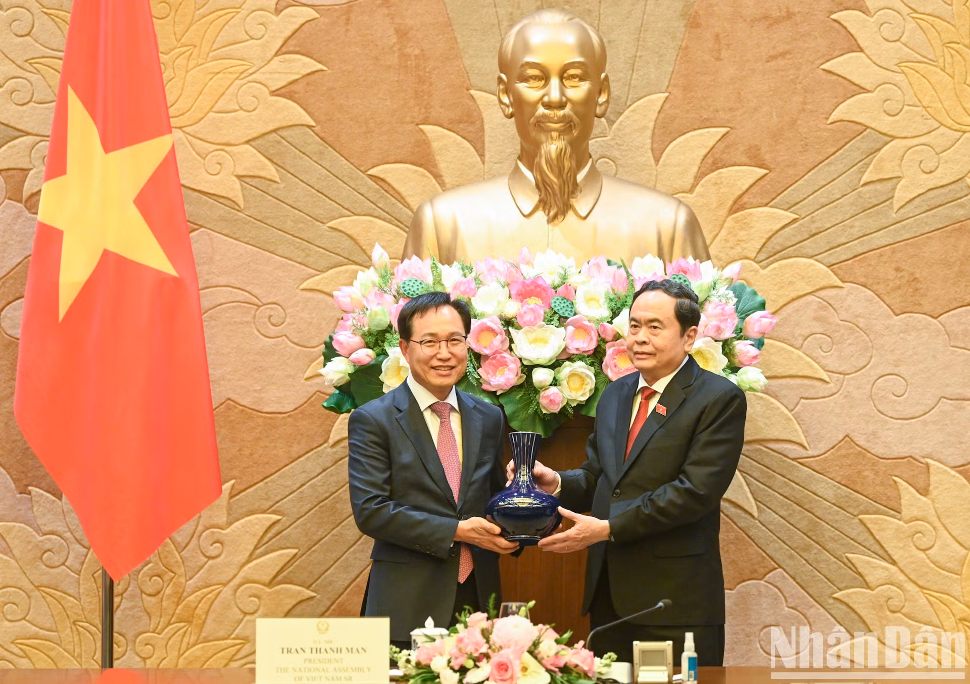 El presidente de la ANV, Tran Thanh Man, entrega un recuerdo al director general de Samsung Vietnam, Choi Joo Ho.