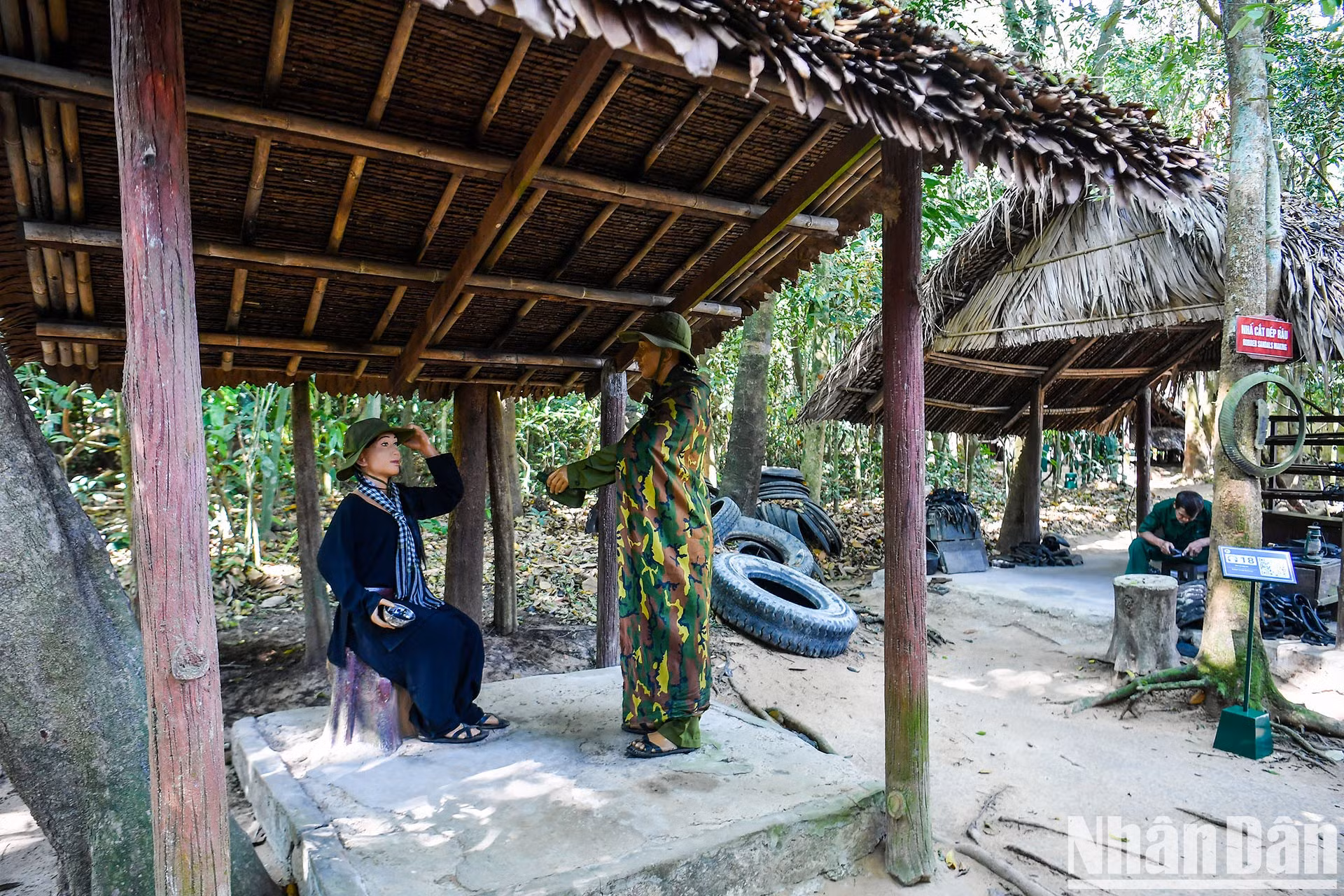 Imágenes que recrean la vida en los túneles de Cu Chi. Imágenes que recrean la vida en los túneles de Cu Chi.