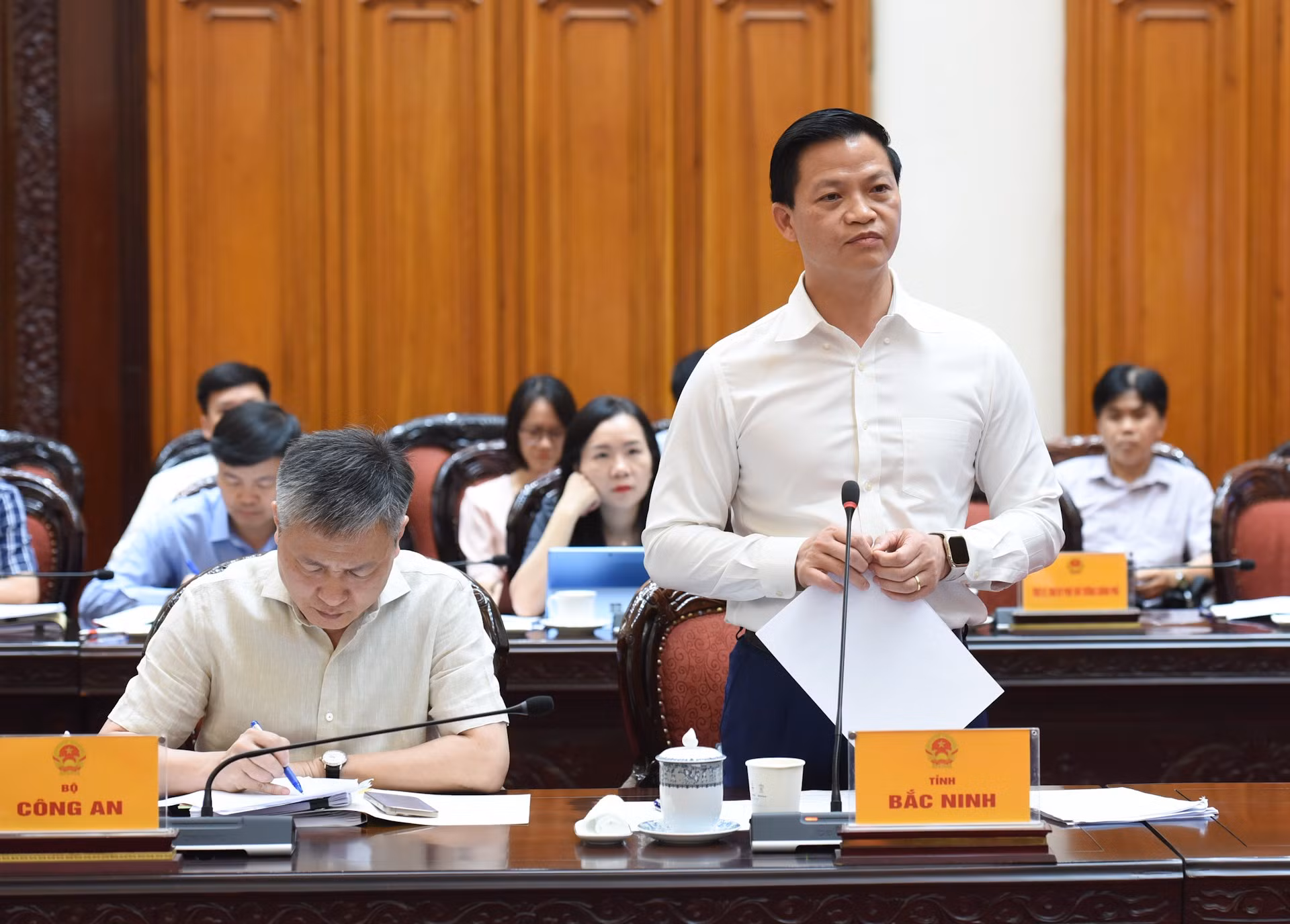 Vuong Quoc Tuan, presidente del Comité Popular de Bac Ninh, interviene en la reunión.