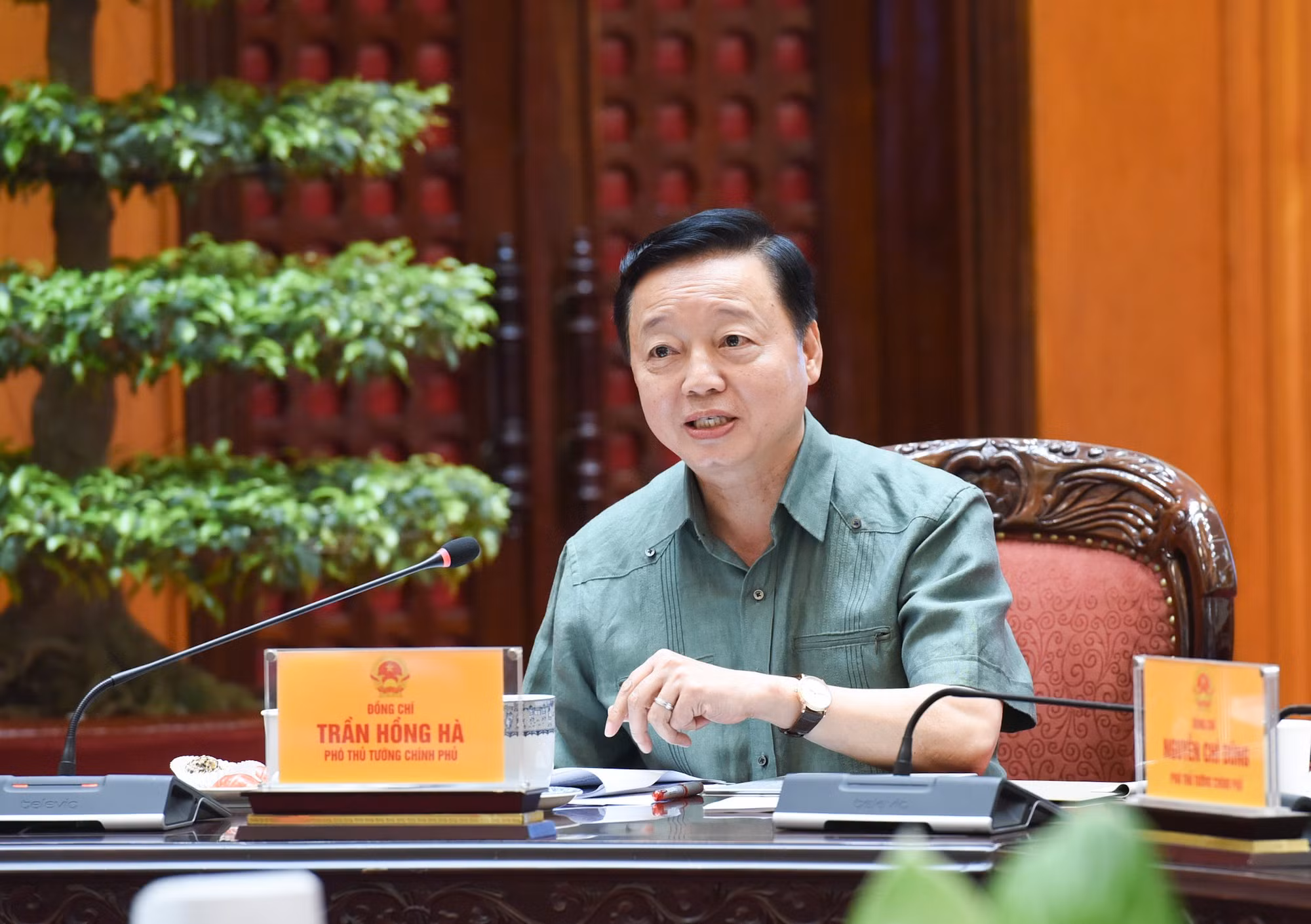 El vicepremier Tran Hong Ha hace uso de la palabra.