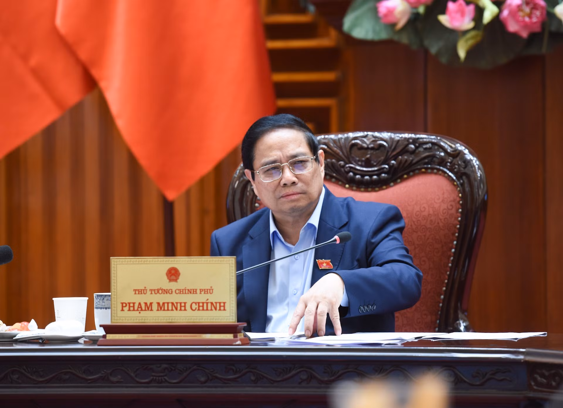 El primer ministro Pham Minh Chinh interviene en la reunión.