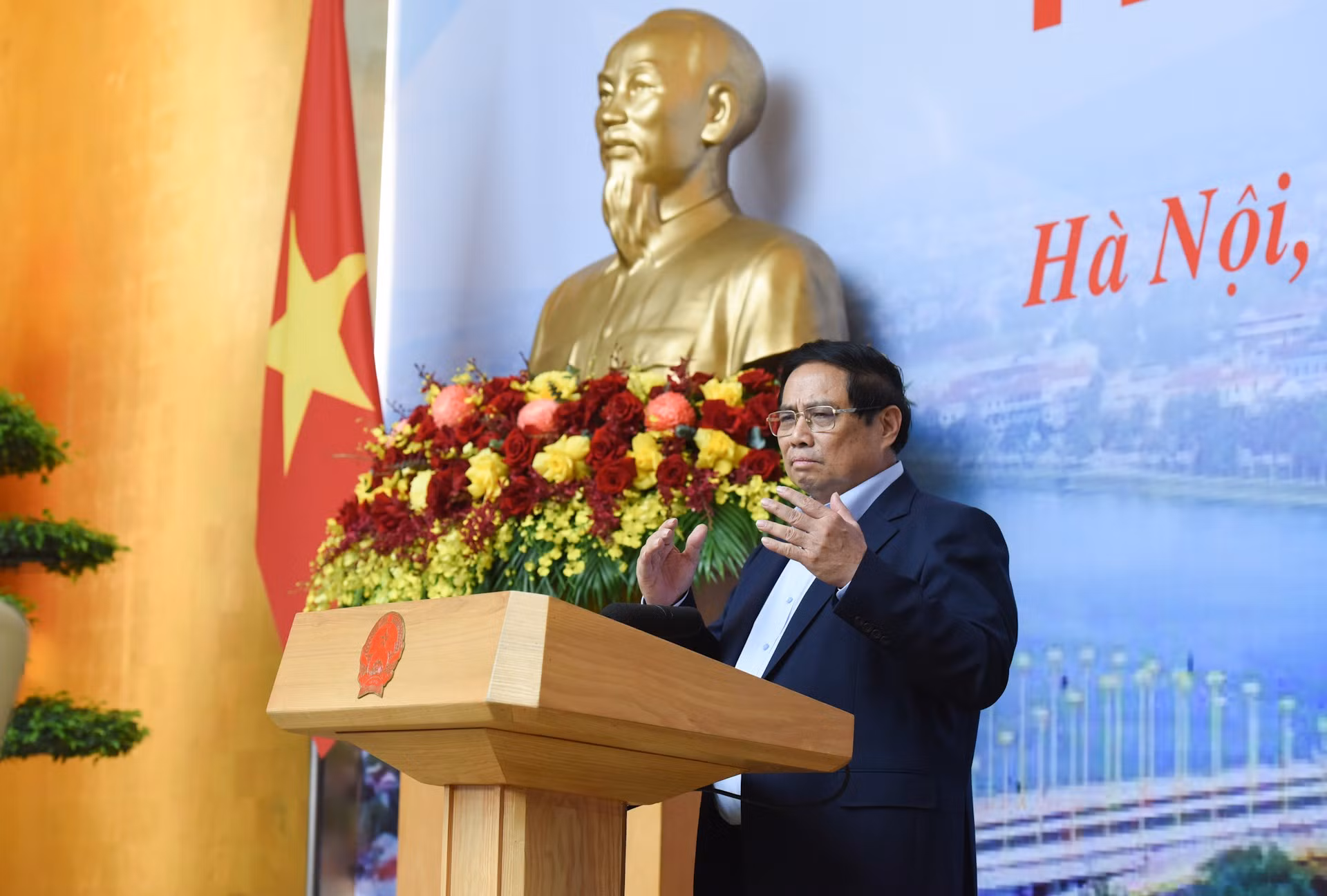 El primer ministro, Pham Minh Chinh, pronuncia un discurso de orientación en la cita.