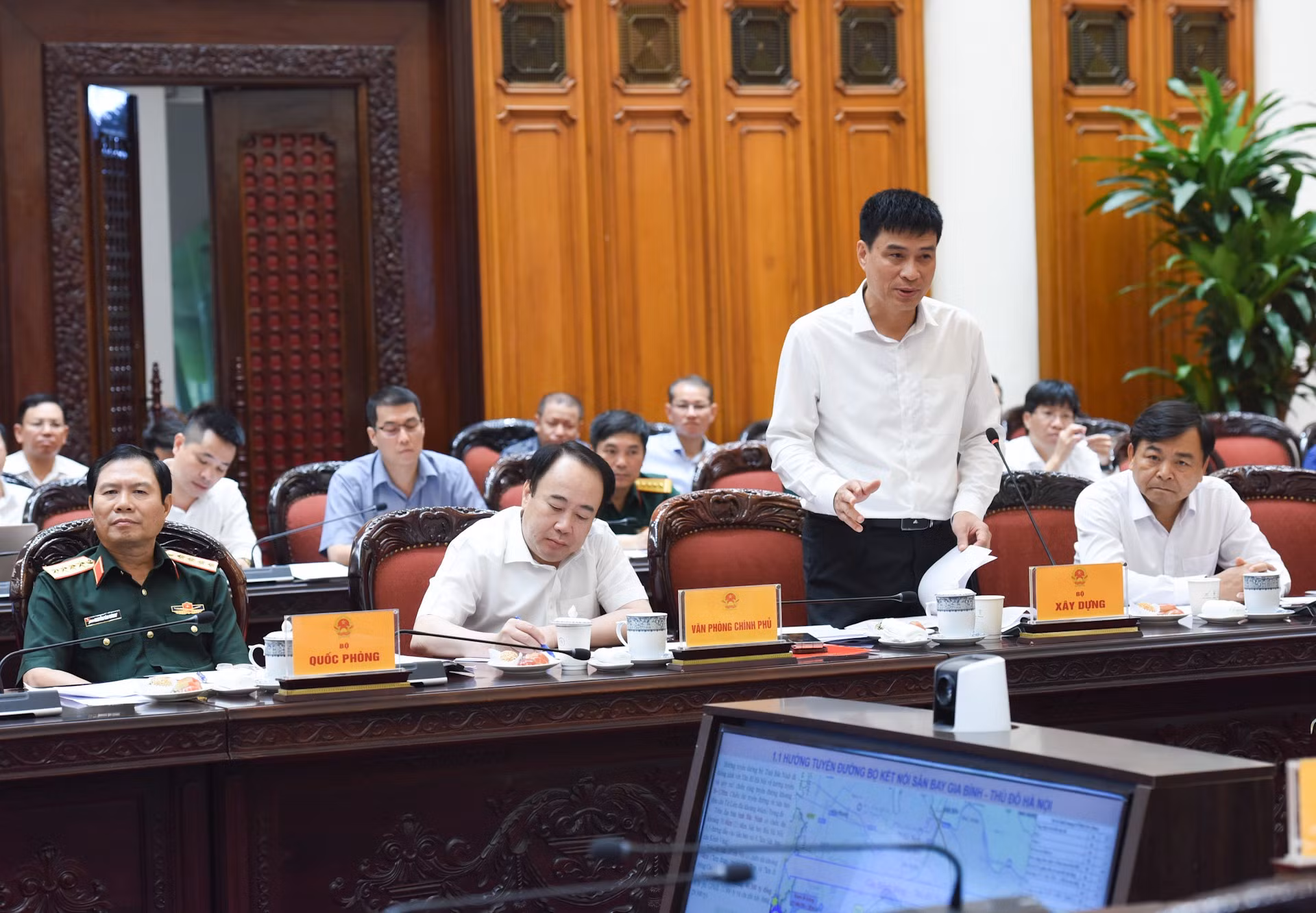 Pham Minh Ha, viceministro de Construcción, toma la palabra en la cita.