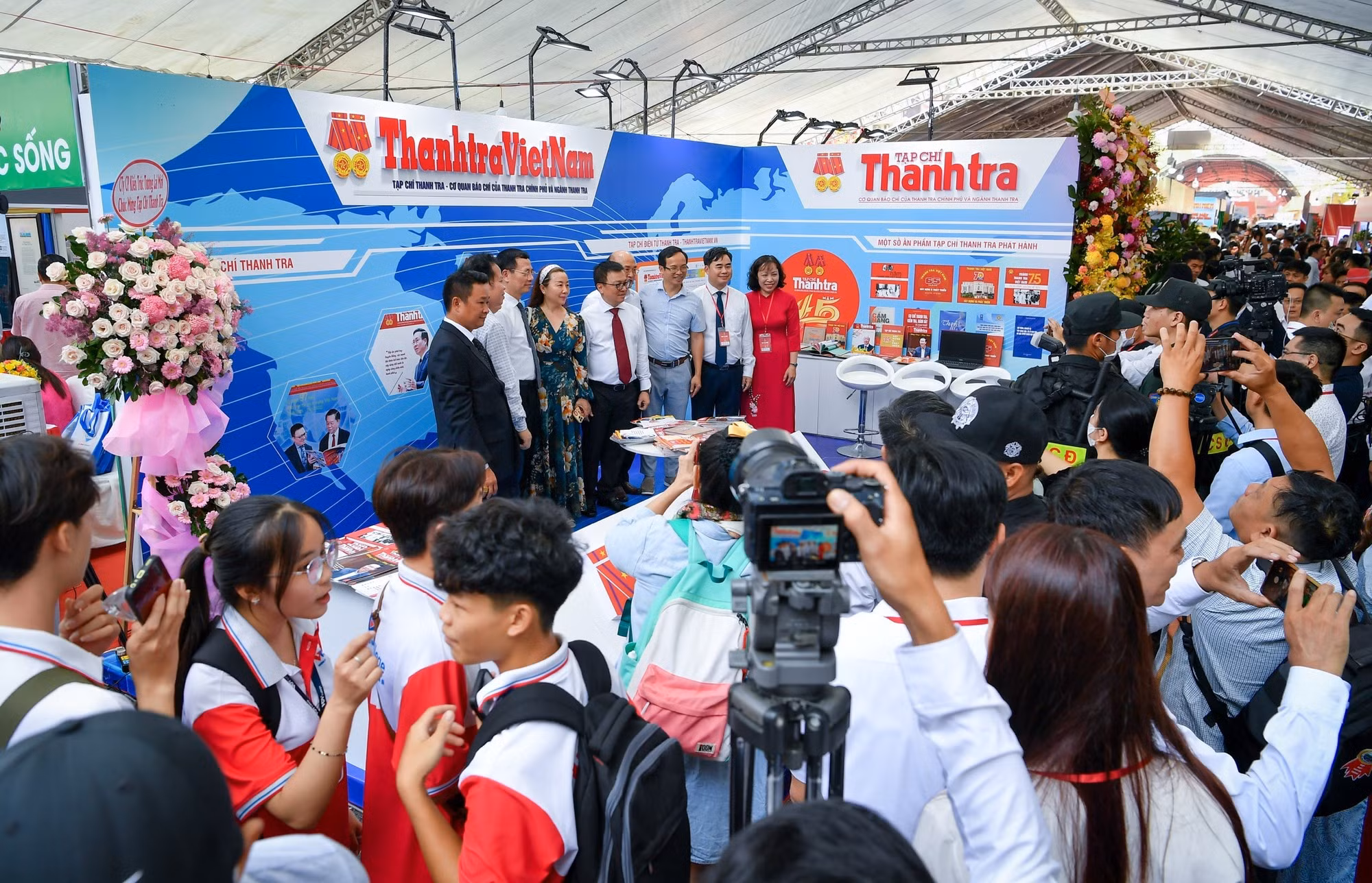Dirigentes del Partido y del Estado toman fotografías de recuerdo en el stand del periódico Thanh Nien. Dirigentes del Partido y del Estado toman fotografías de recuerdo en el stand del periódico Thanh Nien.