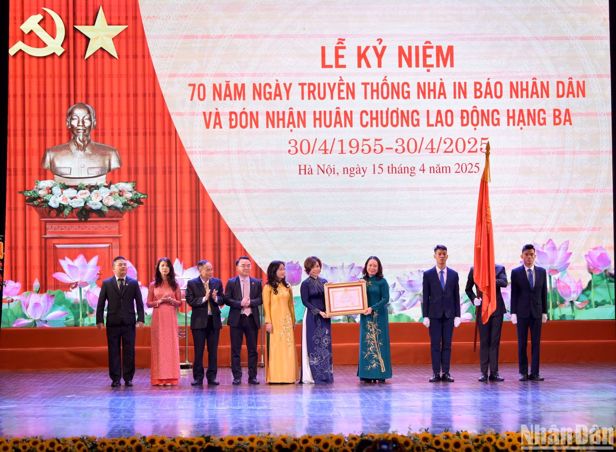La vicepresidenta Vo Thi Anh Xuan otorga la Orden del Trabajo de Tercera Clase al colectivo de de directivos, funcionarios, empleados y trabajadores de la Empresa de Impresión del periódico Nhan Dan.
