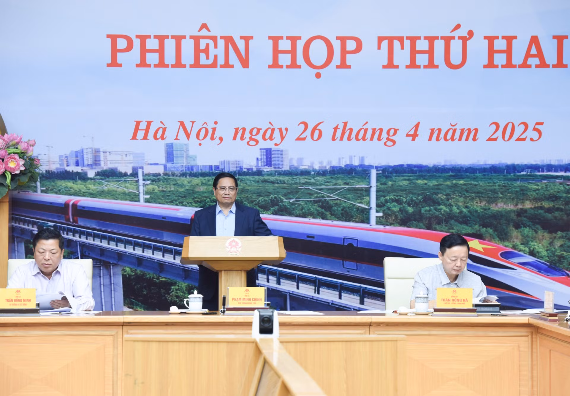 El primer ministro Pham Minh Chinh preside la reunión.