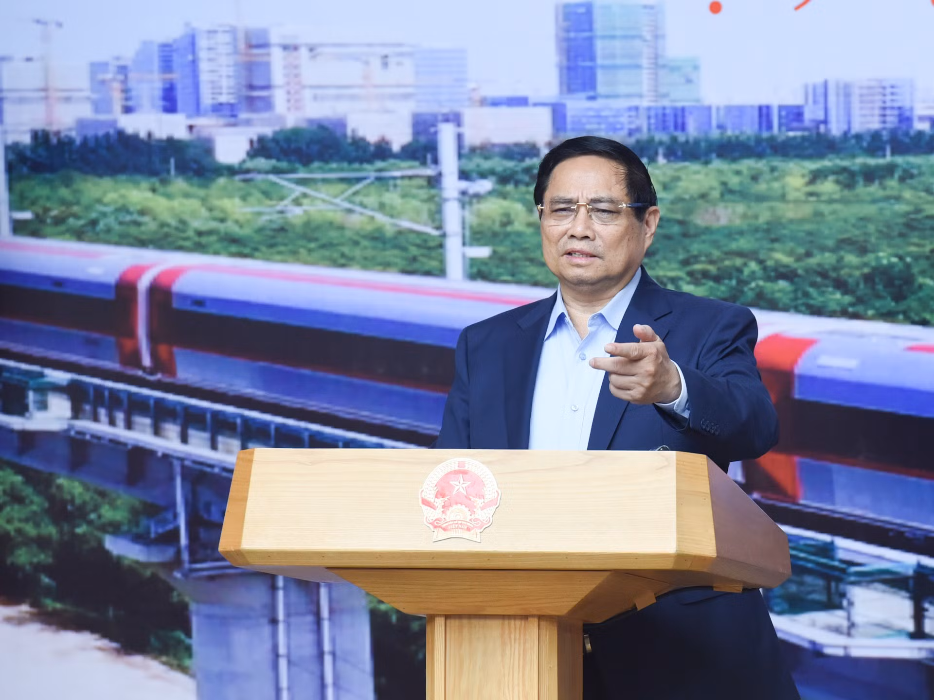 El primer ministro Pham Minh Chinh preside la reunión.