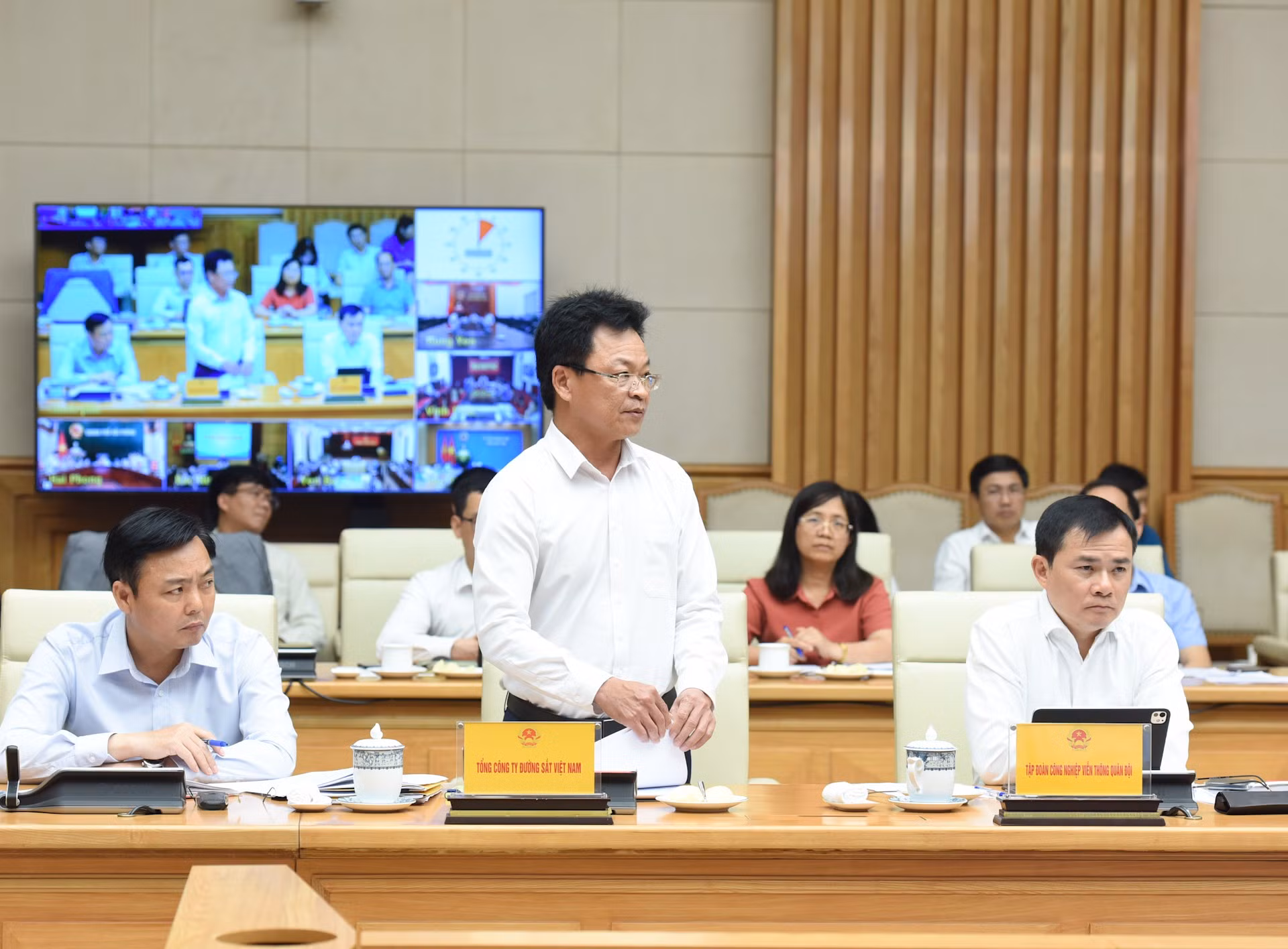 El presidente de la Corporación de Ferrocarriles de Vietnam, Dang Sy Manh, habla en la reunión.