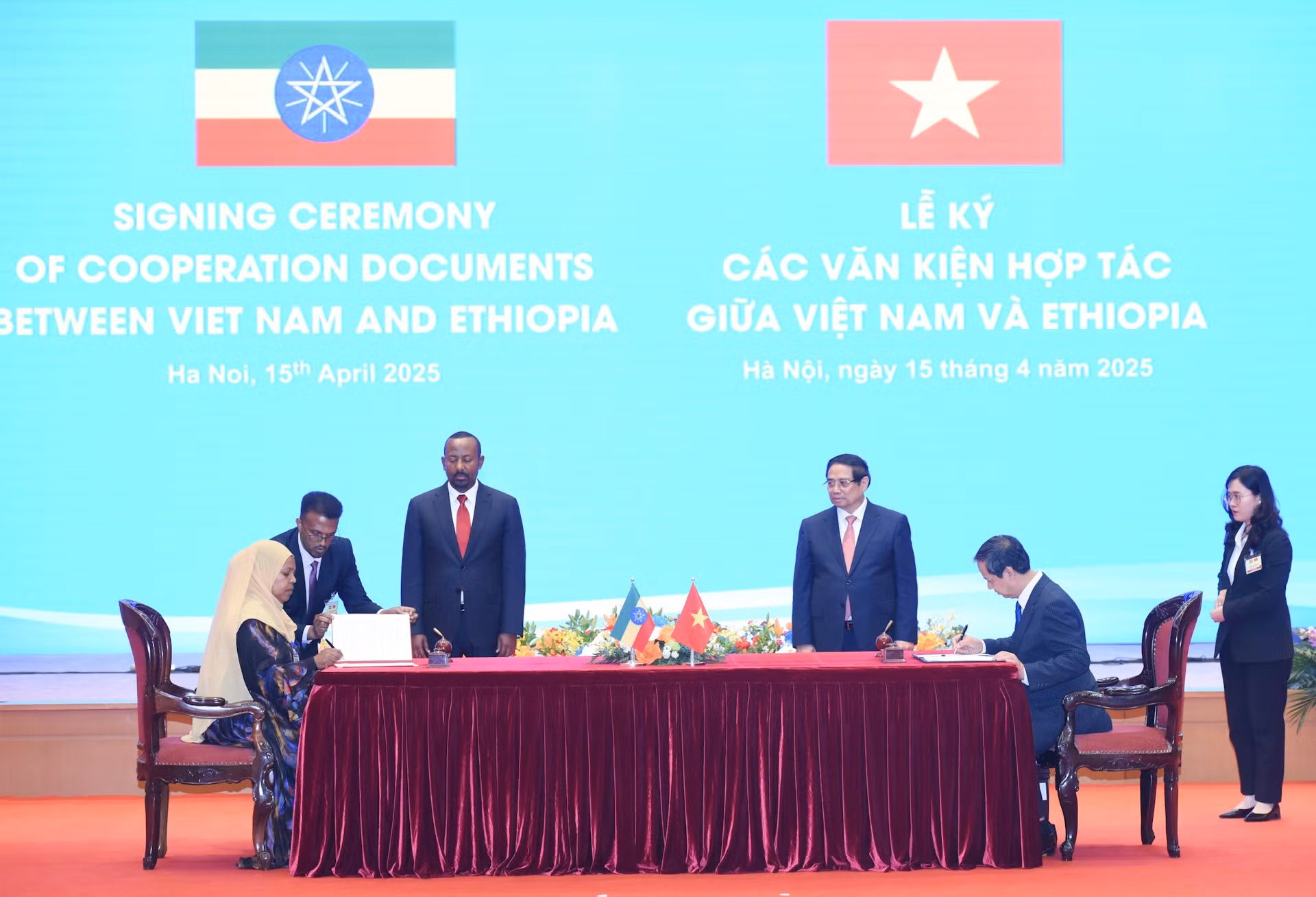 Los dos primeros ministros presencian la firma de un Memorando de Entendimiento sobre cooperación educativa entre el Ministerio de Educación y Formación de Vietnam y el Ministerio de Educación de Etiopía.