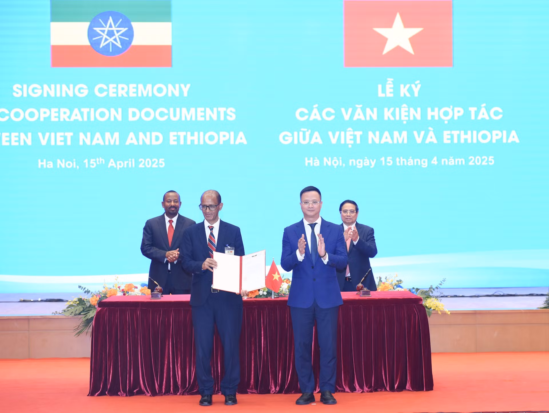 Los dos primeros ministros presenciaron la entrega de la Carta de Aprobación de la Autoridad de Aviación Civil de Vietnam al presidente de Ethiopian Airlines que permite a la aerolínea Ethiopian Airlines abrir un vuelo directo que conecta las dos capitales, Hanói y Addis Abeba.