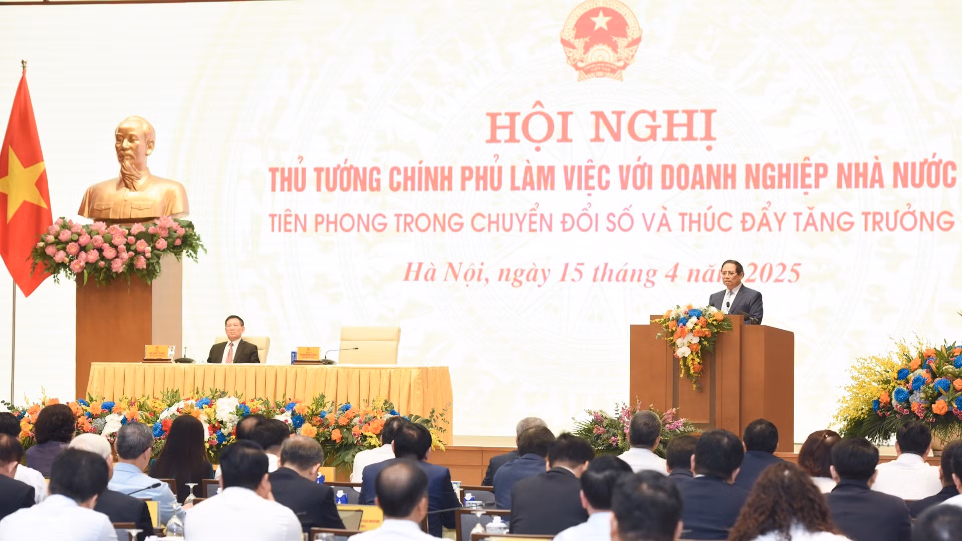 El primer ministro Pham Minh Chinh preside la conferencia.