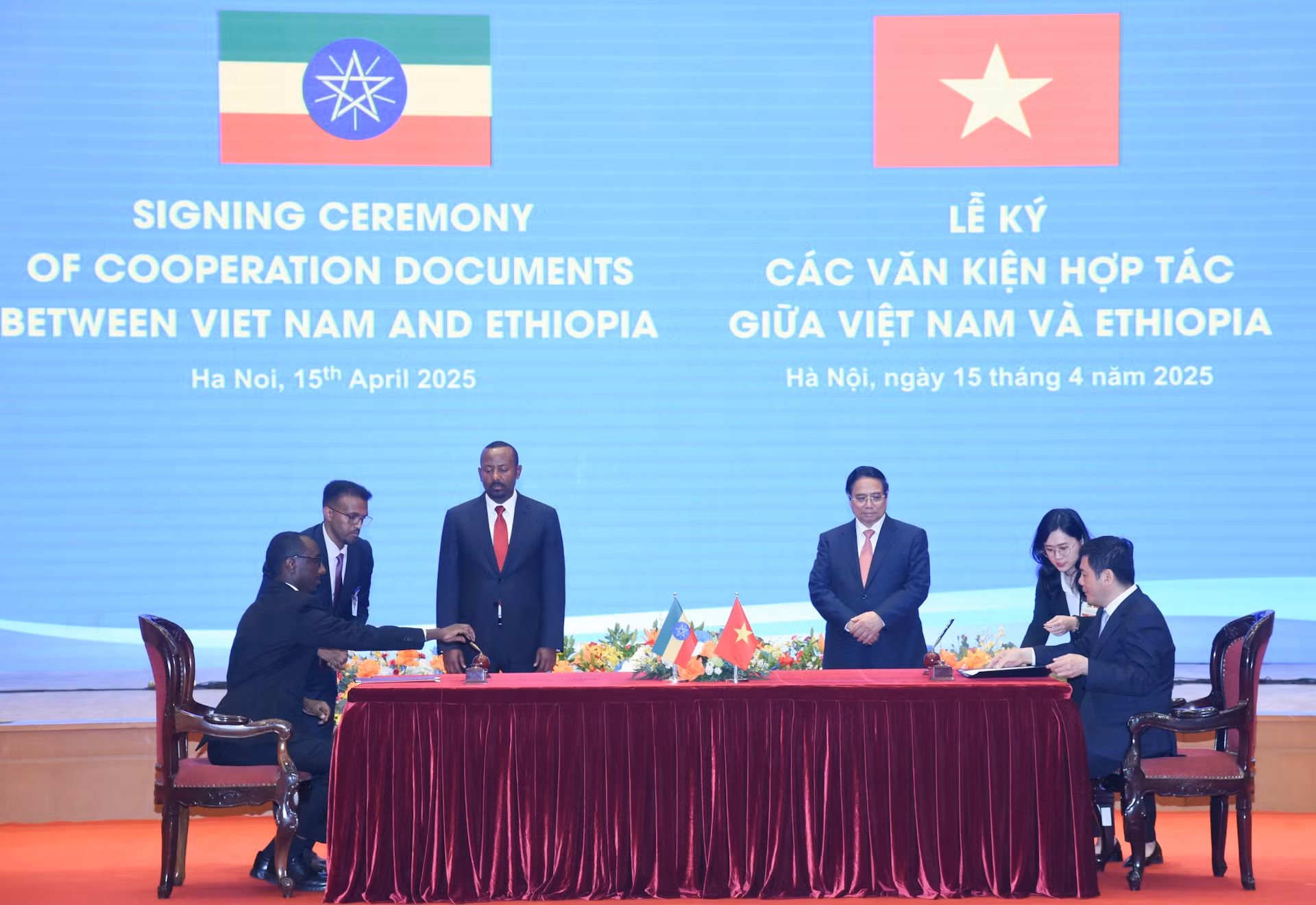 Pham Minh Chinh y Abiy Ahmed Ali presencian la firma de un memorando de entendimiento sobre cooperación comercial entre el Ministerio de Industria y Comercio de Vietnam y el Ministerio de Comercio e Integración Regional de Etiopía.