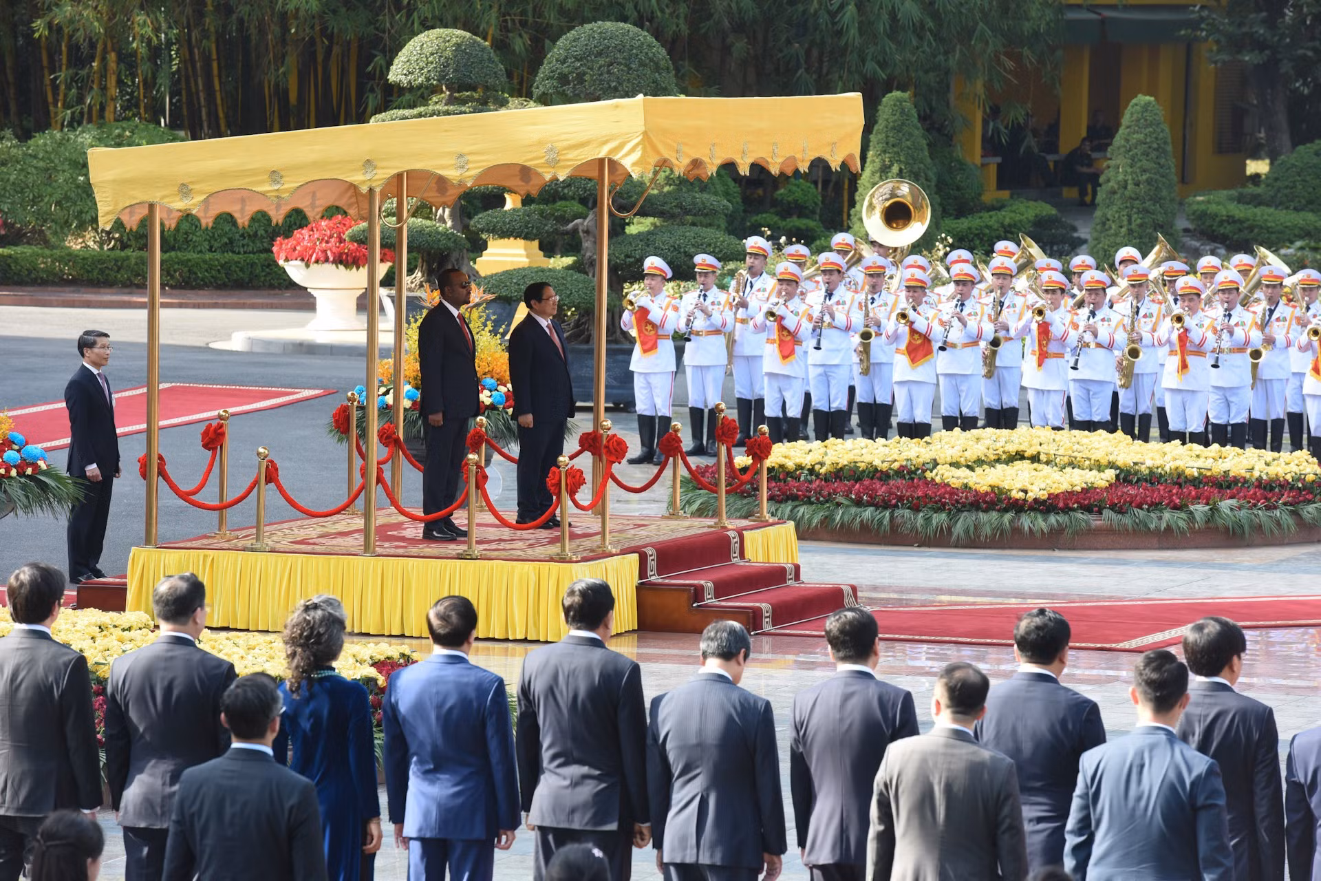 El primer ministro de Vietnam, Pham Minh Chinh, y su homólogo etíope, Abiy Ahmed Ali, pasan revista a la guardia de honor.