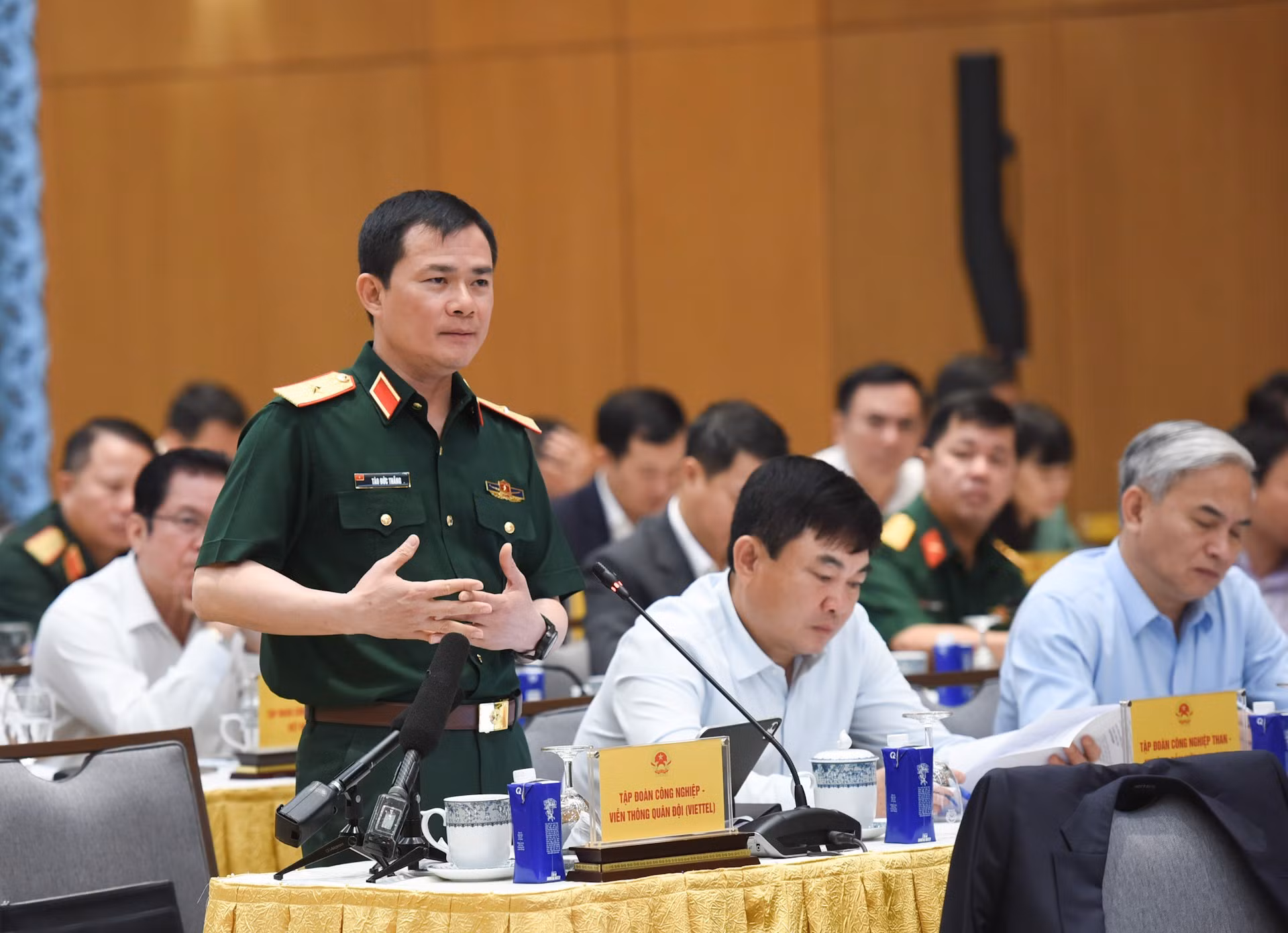 El mayor general Tao Duc Thang, presidente y director general del Grupo de Industria Militar y Telecomunicaciones, habla en la cita.