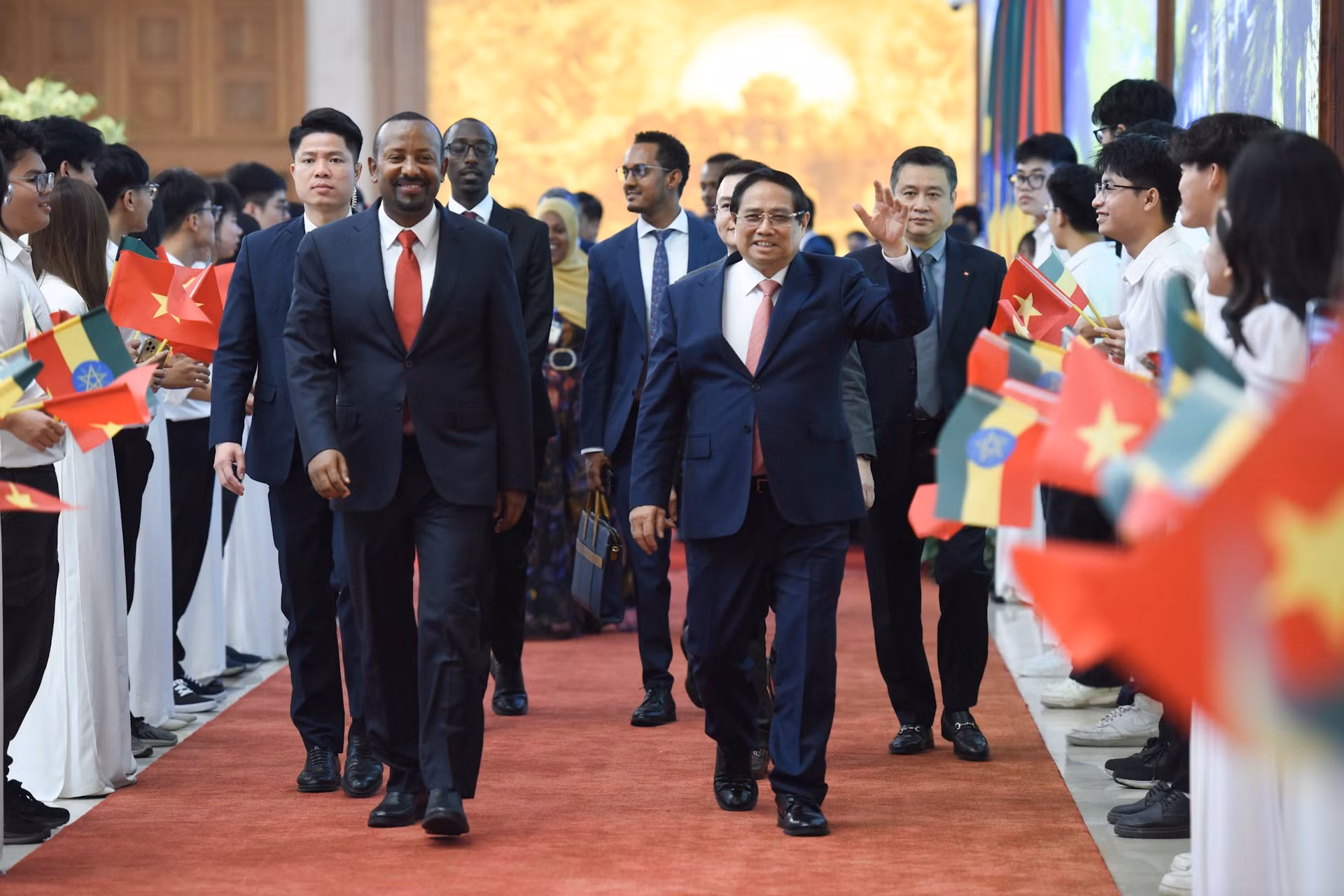 El primer ministro Pham Minh Chinh y su par etíope, Abiy Ahmed Ali, en la ceremonia de firma de documentos de cooperación.