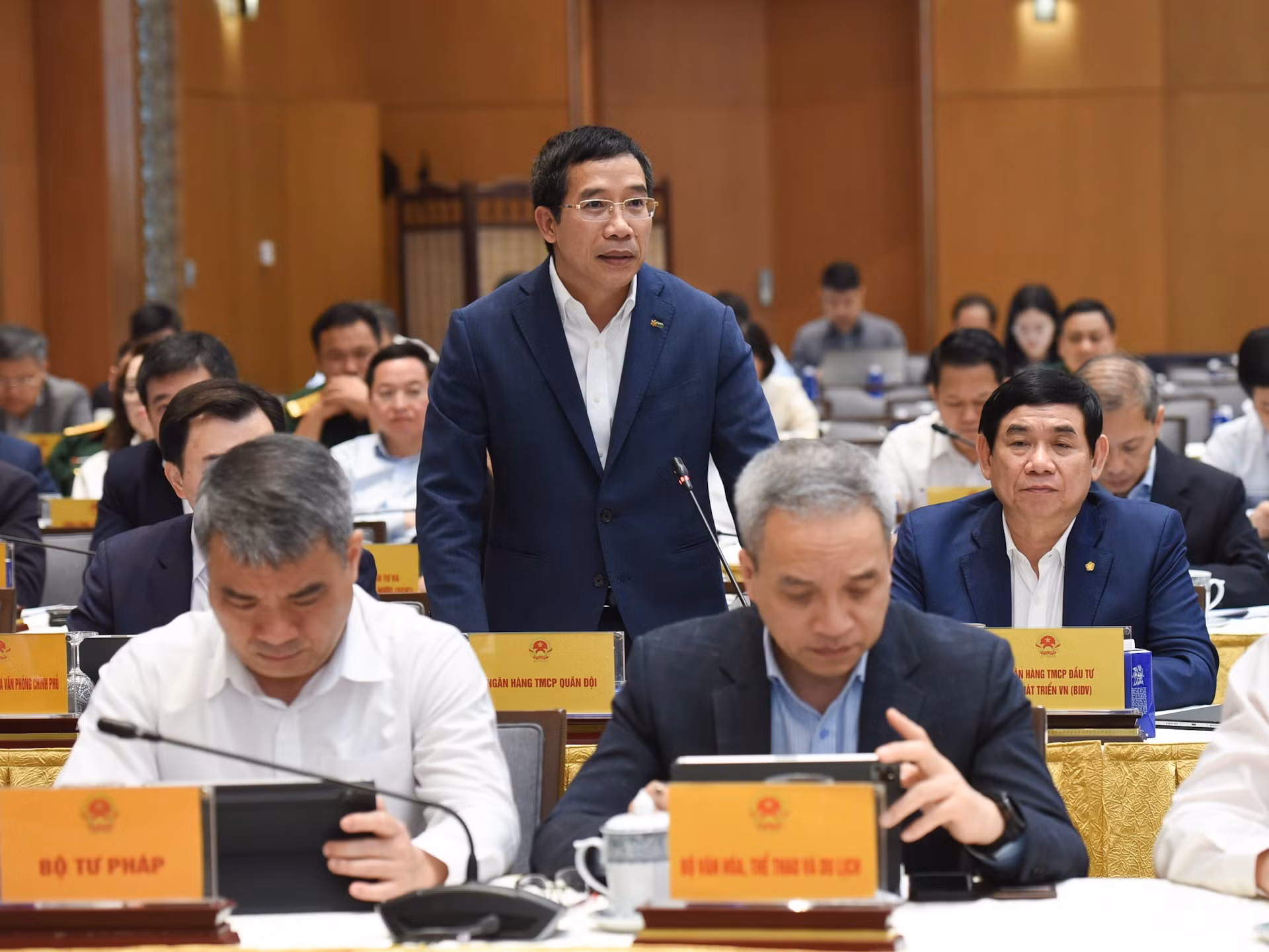 El presidente del Banco Conjunto Comercial Militar, Luu Trung Thai, interviene en el evento.