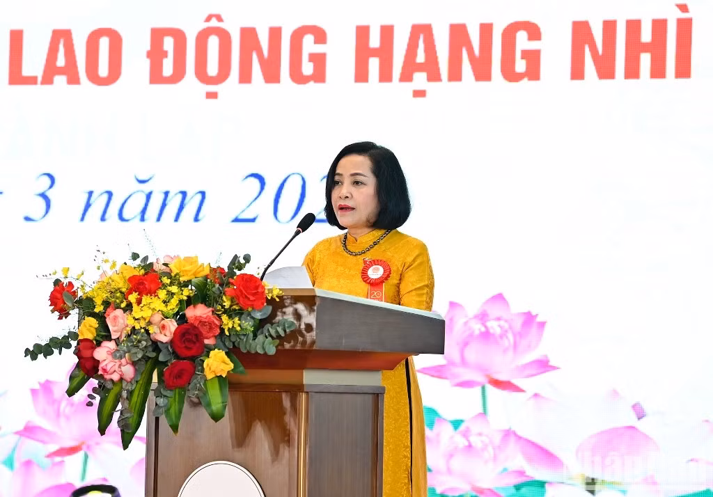 La jefa del Comité de Asuntos de Diputados de la AN, Nguyen Thi Thanh, pronuncia un discurso en la ceremonia.