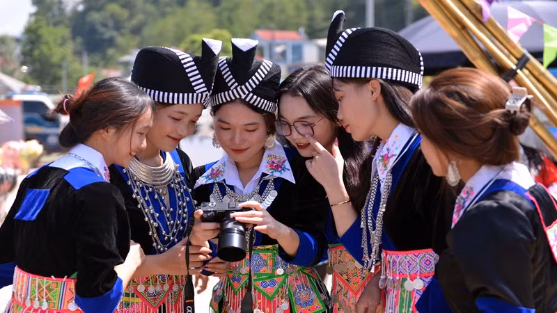 Las muchachas escogen los trajes tradicionales más bonitos, enseñando su belleza juvenil. Las muchachas escogen los trajes tradicionales más bonitos, enseñando su belleza juvenil.