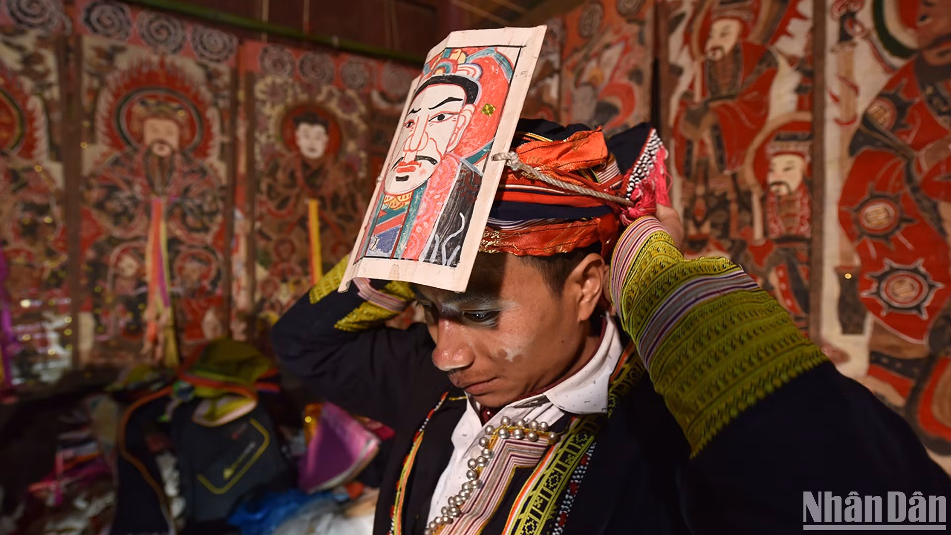 El chamán dirige el ritual. (Foto: VU LINH)
