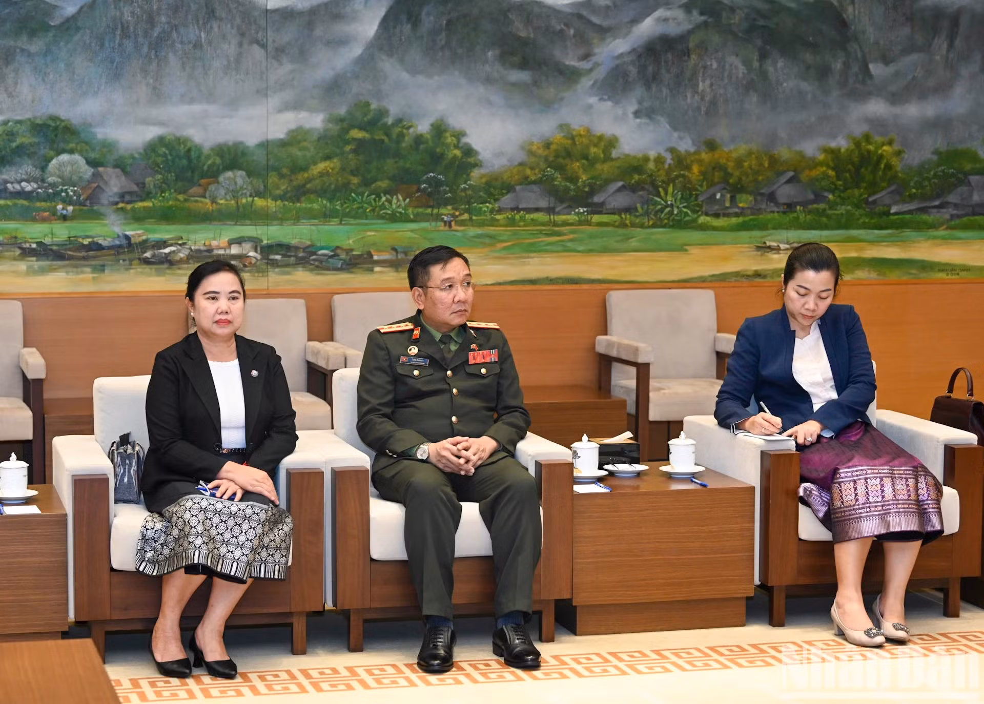 Representantes de la Embajada de Laos en el encuentro.