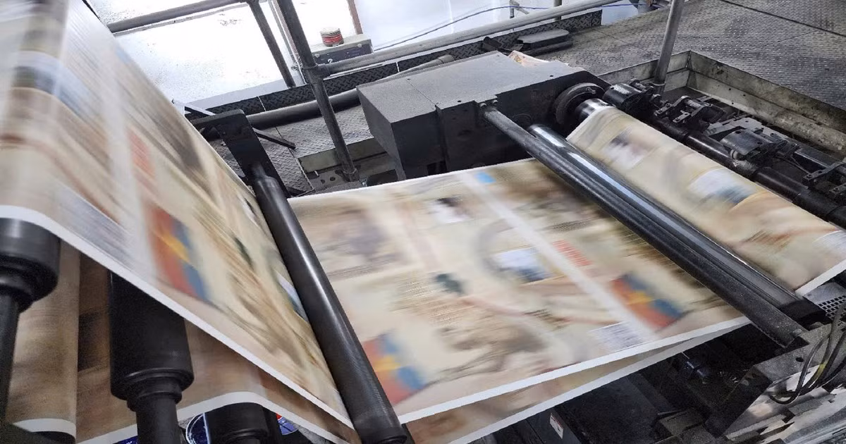 [Foto] Periódico Nhan Dan incrementa tirada de publicación informativa especial por 50º aniversario de Reunificación Nacional