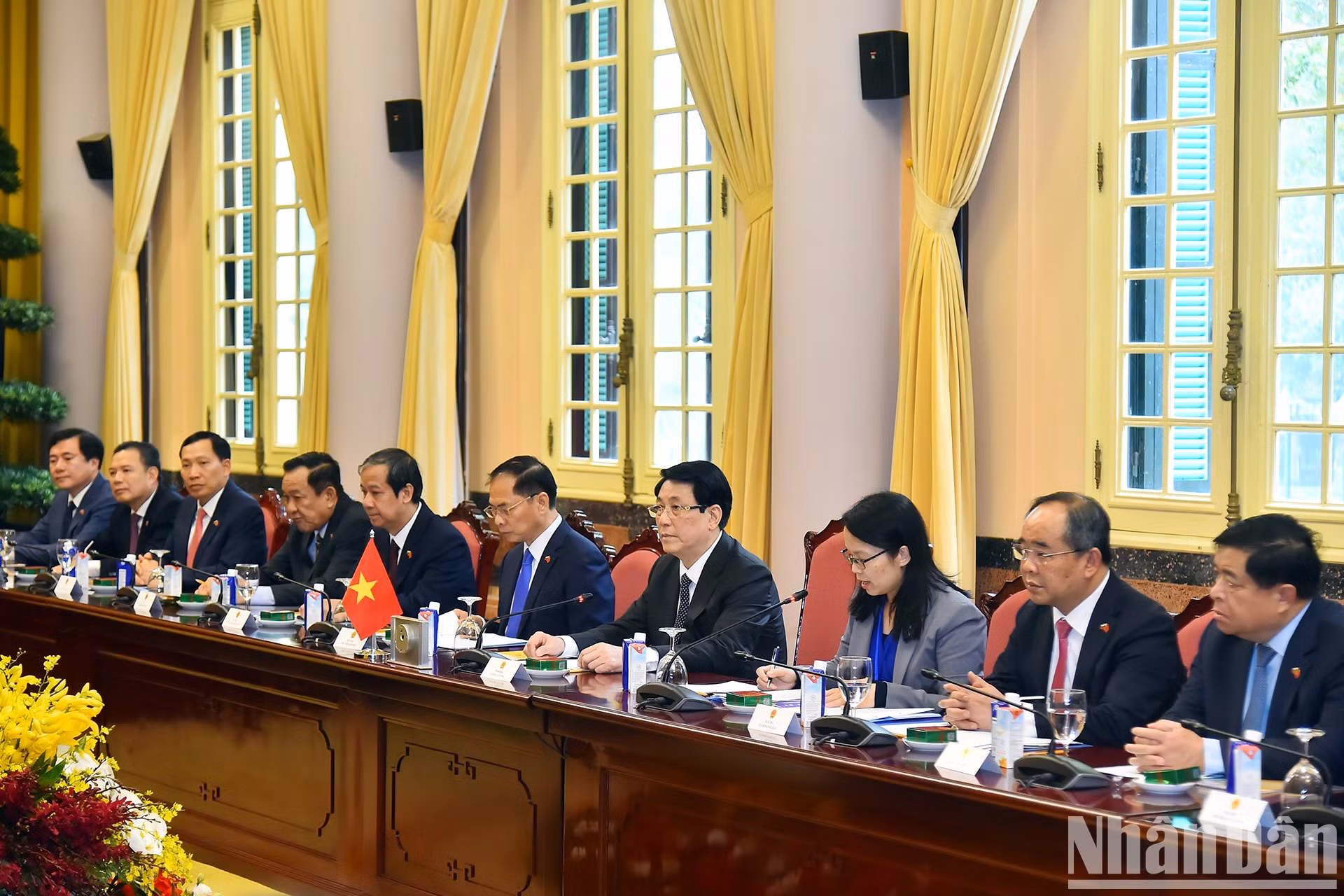 El presidente Luong Cuong y miembros de la delegación vietnamita en las conversaciones. El presidente Luong Cuong y miembros de la delegación vietnamita en las conversaciones.