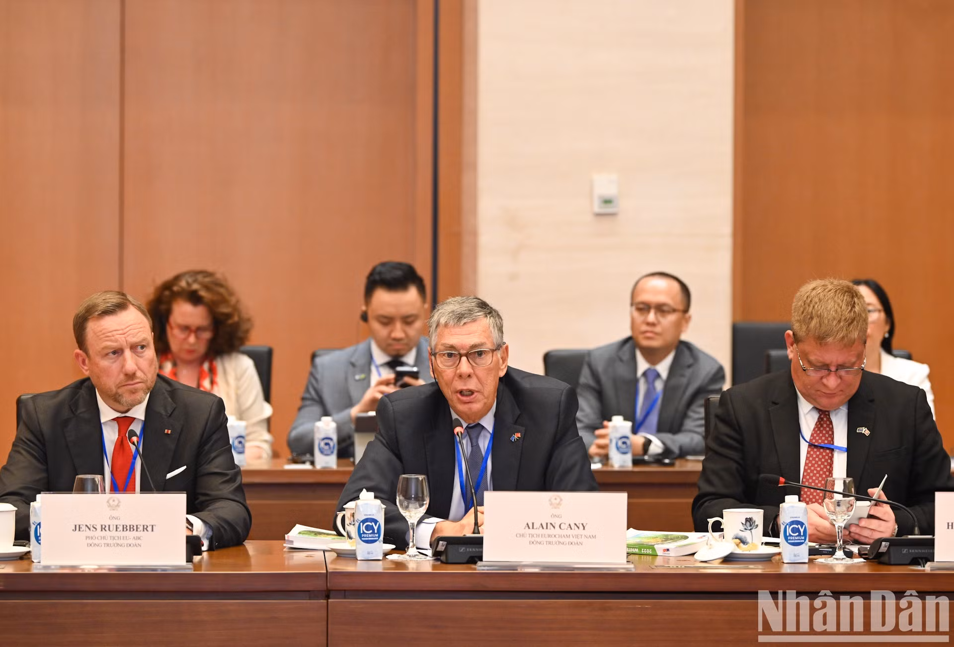 El presidente de la Cámara de Comercio Europea en Vietnam (EuroCham), Alain Cany, interviene en la cita.