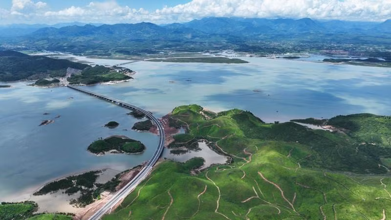 A través de la vista desde el aire, una parte de la carretera Van Don- Mong Cai parece una franja de seda que atraviesa el paisaje poético de la región noreste del país. A través de la vista desde el aire, una parte de la carretera Van Don- Mong Cai parece una franja de seda que atraviesa el paisaje poético de la región noreste del país.