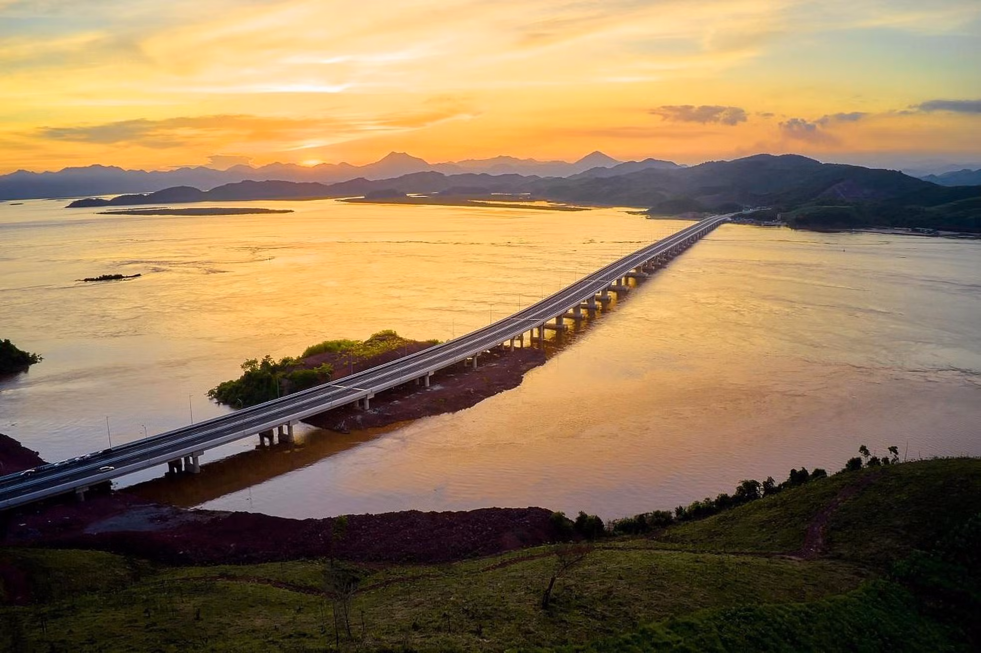 La obra tiene un sistema de puentes a través de ríos, mares y arroyos entre los más grandes de Vietnam. Todo el recorrido tiene unos 35 puentes, con una longitud total de 7,9 kilómetros, equivalente a cerca del 10 por ciento de la vía.