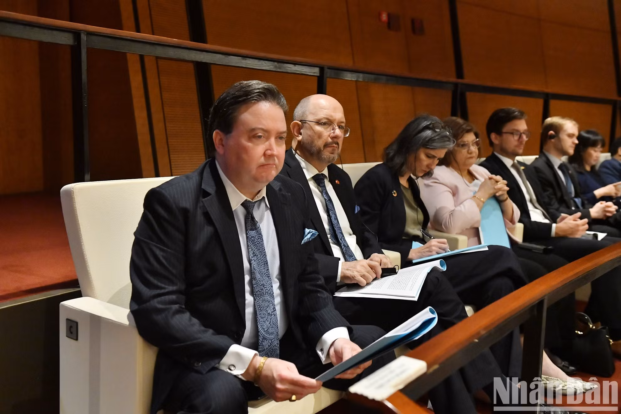 Embajadores, encargados de negocios y representantes de las organizaciones internacionales en Hanói.