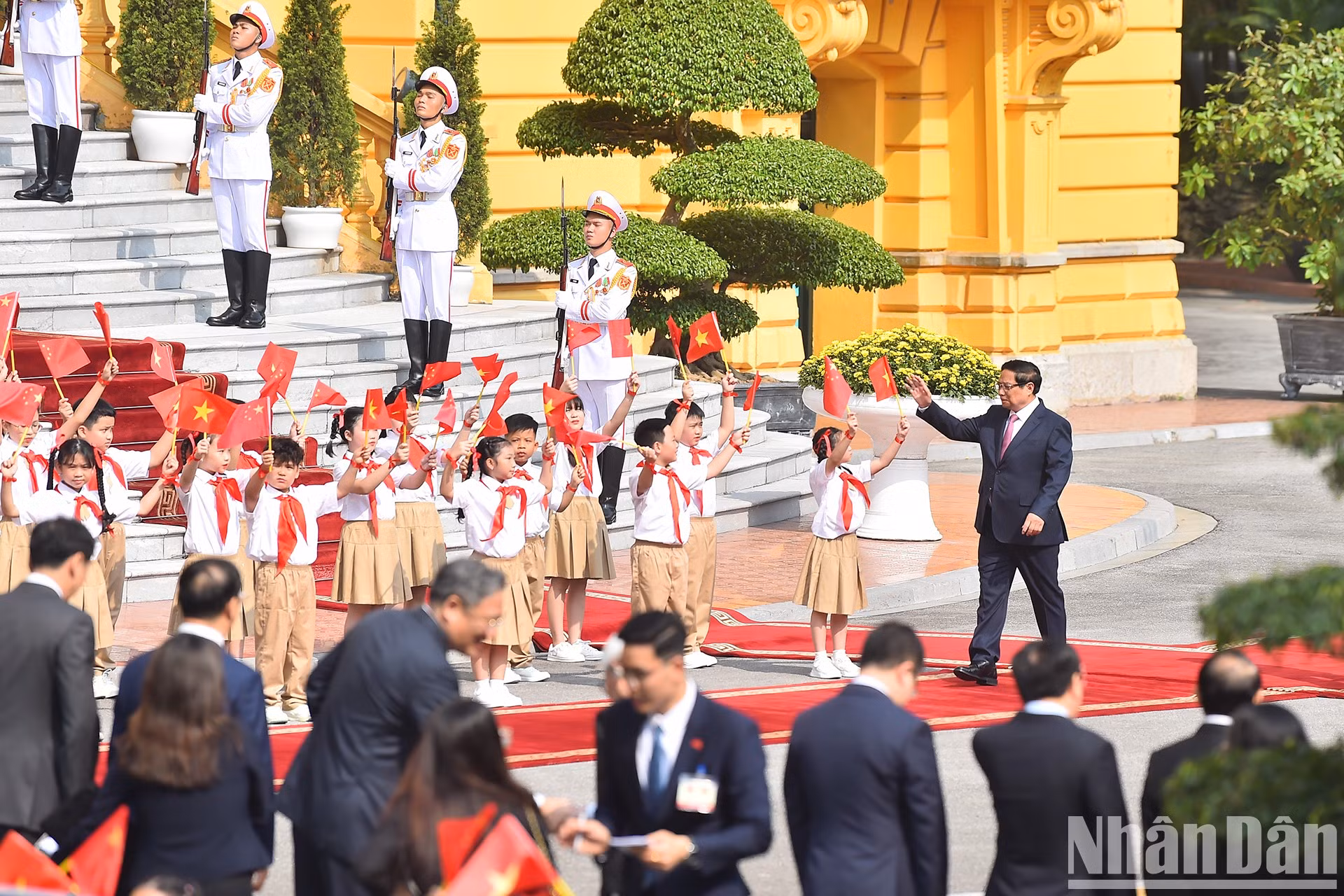 Los niños de la capital saludan al primer ministro Pham Minh Chinh. Los niños de la capital saludan al primer ministro Pham Minh Chinh.