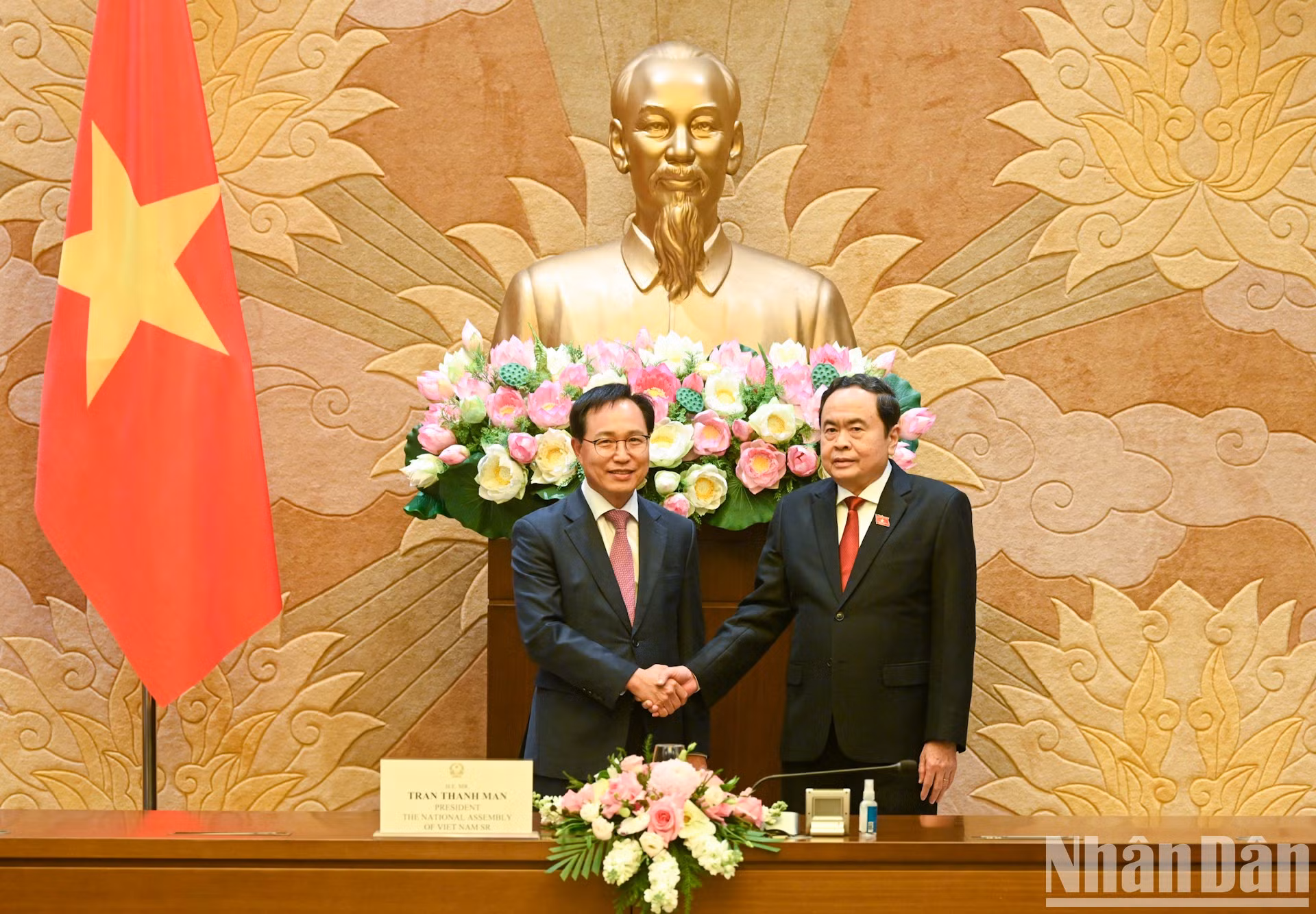 [Foto] Máximo legislador vietnamita recibe a directivos del Complejo Samsung Vietnam