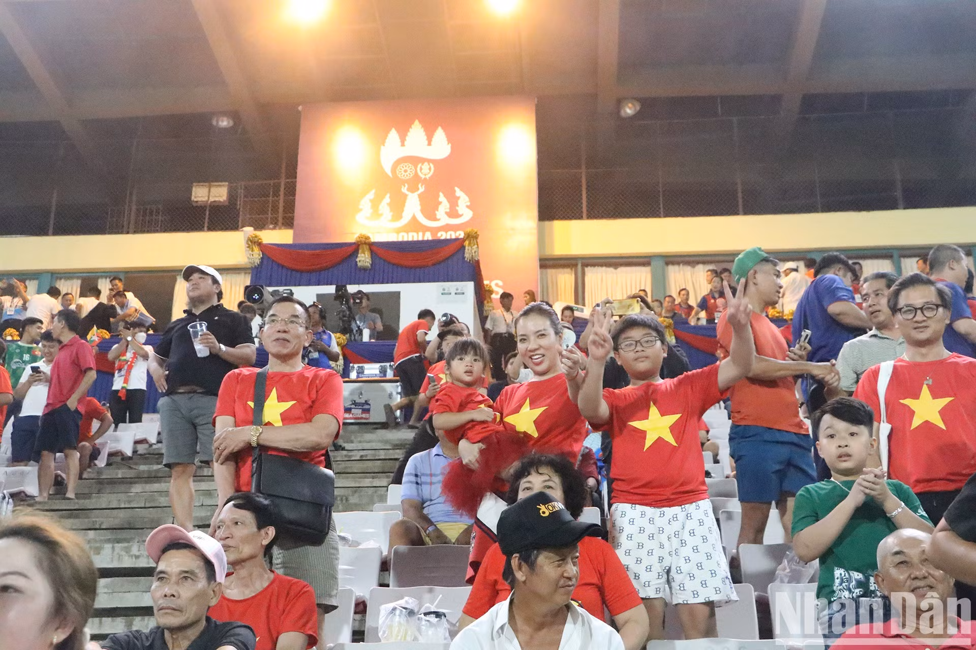 Alegría de los aficionados vietnamitas en la grada.