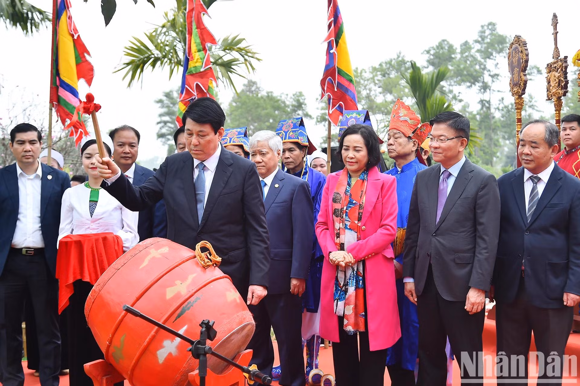 El presidente Luong Cuong toca el tambor para inaugurar el festival Khai Ha (iniciar un nuevo año laboral) del grupo étnico Muong en la norteña provincia de Hoa Binh.