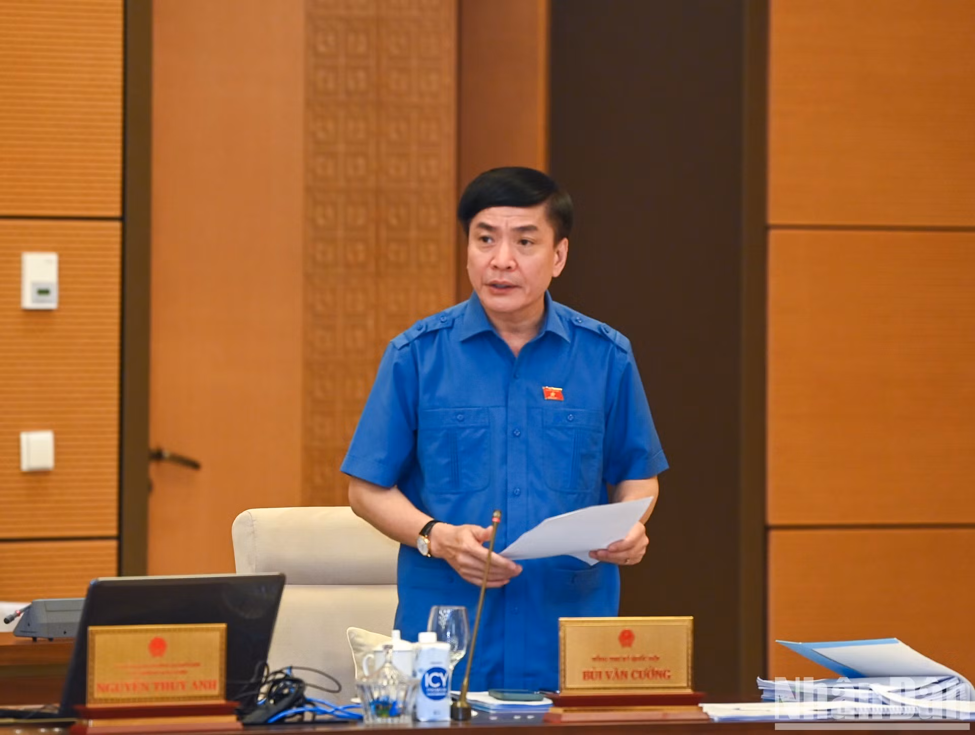El secretario general y jefe de la Oficina de la AN, Bui Van Cuong, habla en la inauguración de la reunión.