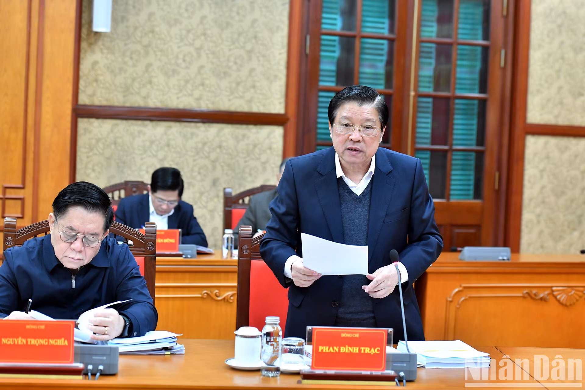 Phan Dinh Trac, miembro del Buró Político, secretario del Comité Central del PCV y jefe de su Comisión de Asuntos Internos, presenta un informe en la reunión.