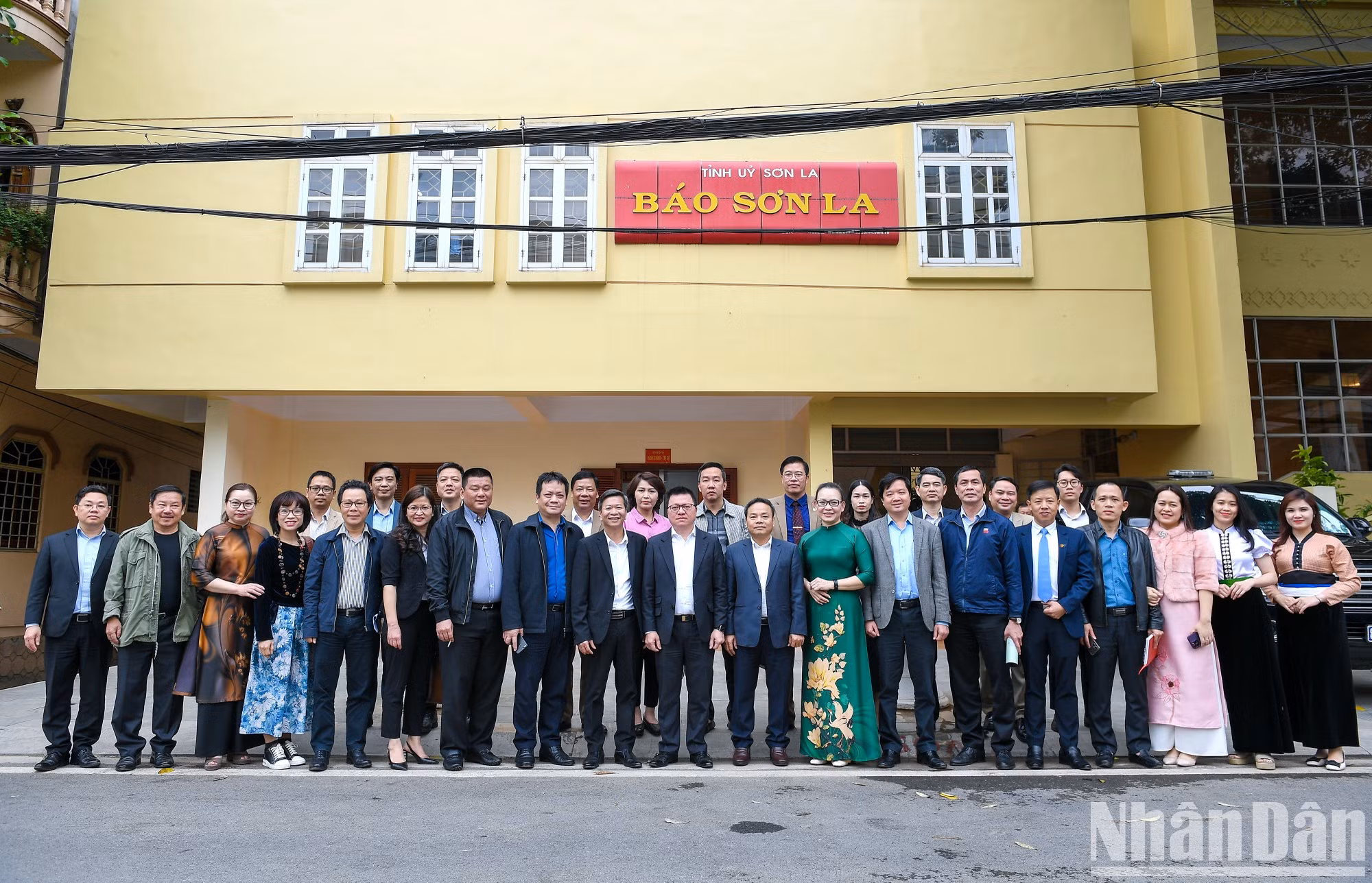 Directivos de Nhan Dan se toman foto de recuerdo con la Asociación de Periodistas de Son La y los órganos periodísticos locales.