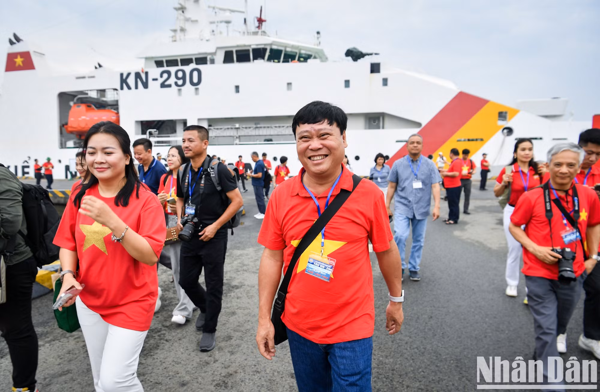 Por primera vez, la Asociación de Periodistas de Vietnam organiza una visita para alentar a las fuerzas armadas y a la población del distrito insular de Truong Sa, en la provincia central de Khanh Hoa, en la que participaron 100 ejecutivos de medios de comunicación, reporteros y editores de todo el país. Por primera vez, la Asociación de Periodistas de Vietnam organiza una visita para alentar a las fuerzas armadas y a la población del distrito insular de Truong Sa, en la provincia central de Khanh Hoa, en la que participaron 100 ejecutivos de medios de comunicación, reporteros y editores de todo el país.