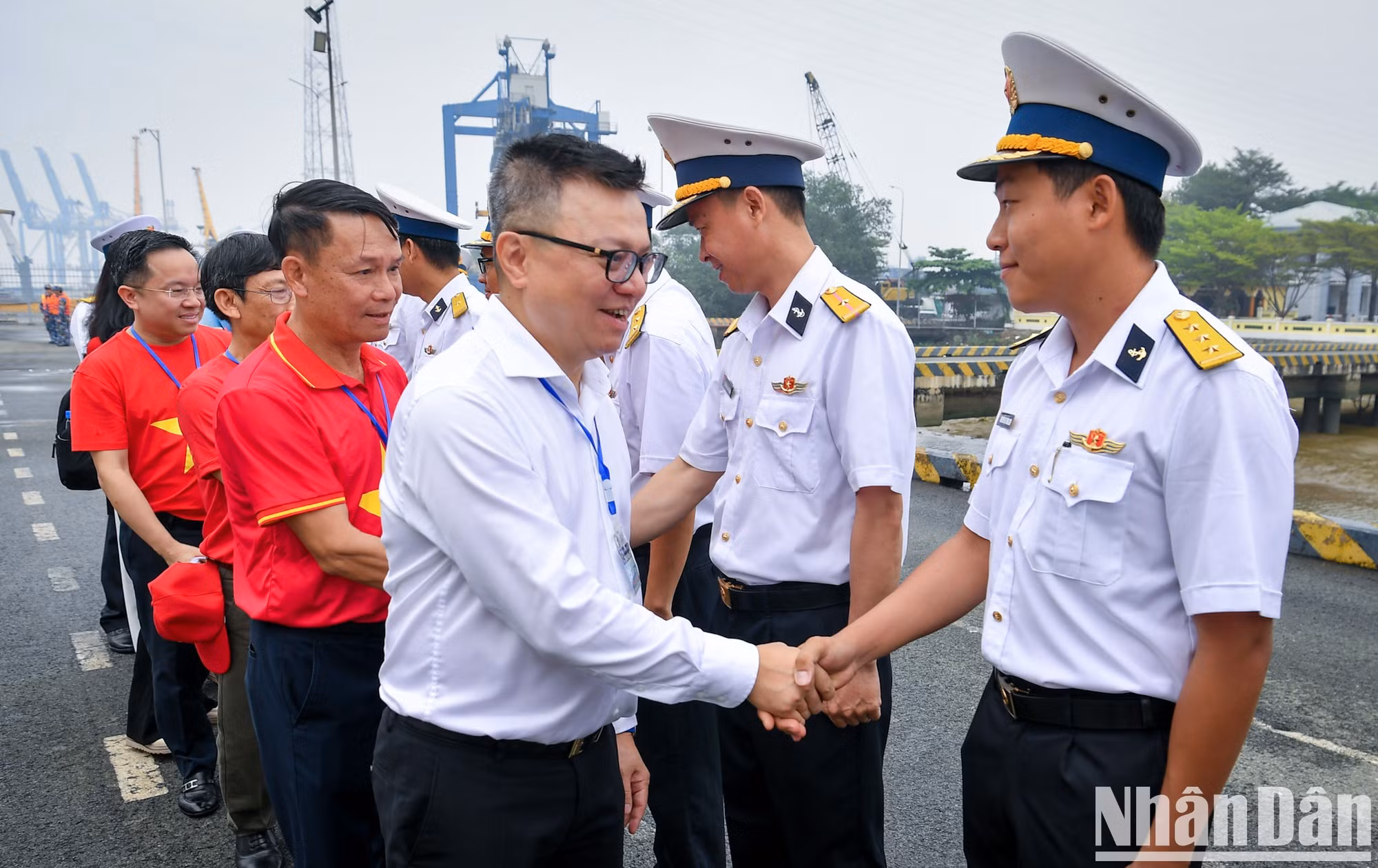 Le Quoc Minh y otros delegados se despiden de los soldados de la Brigada 125, Zona Naval 2. Le Quoc Minh y otros delegados se despiden de los soldados de la Brigada 125, Zona Naval 2.