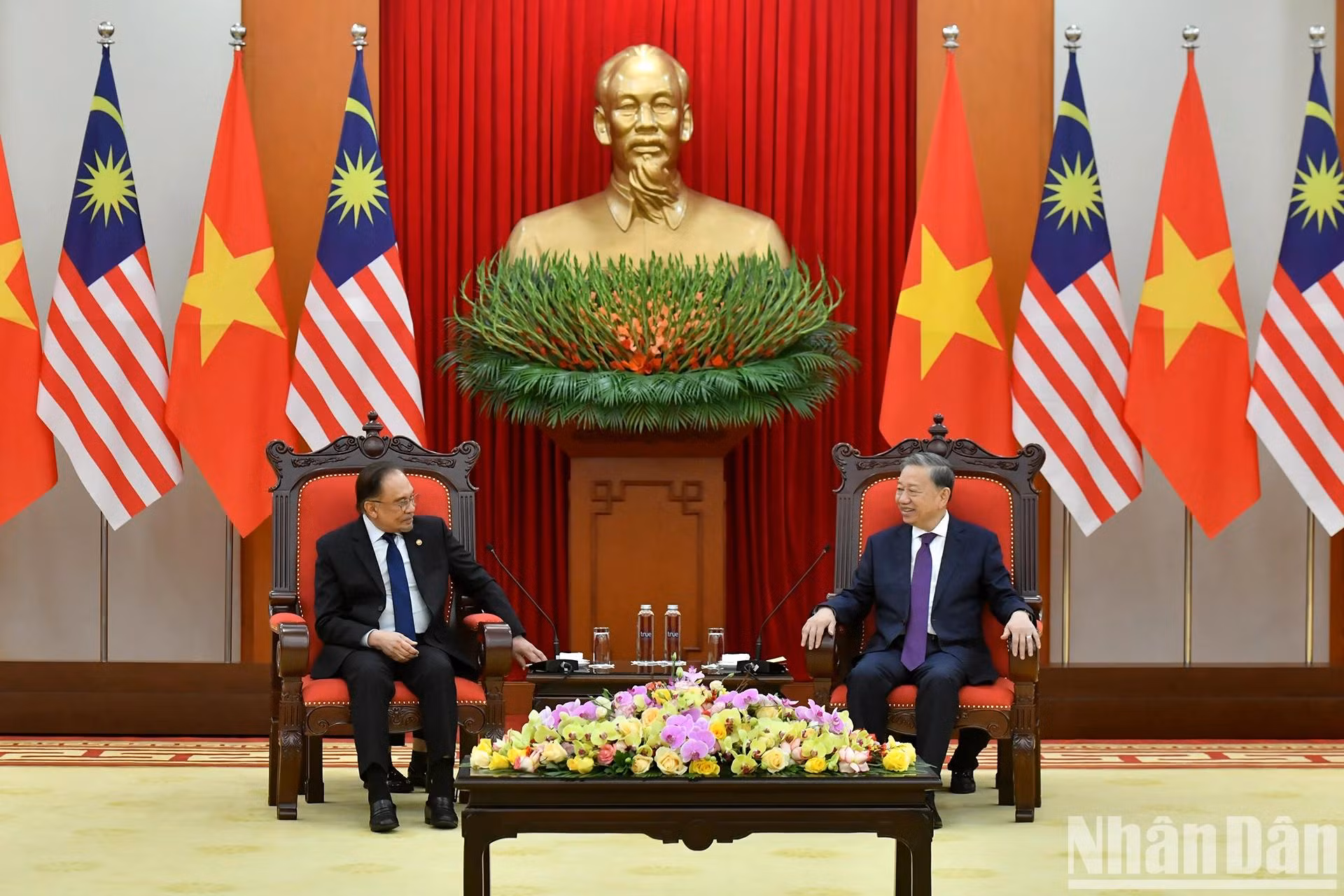 El secretario general del PCV, To Lam, recibe al primer ministro malasio, Malaysia Anwar Ibrahim.