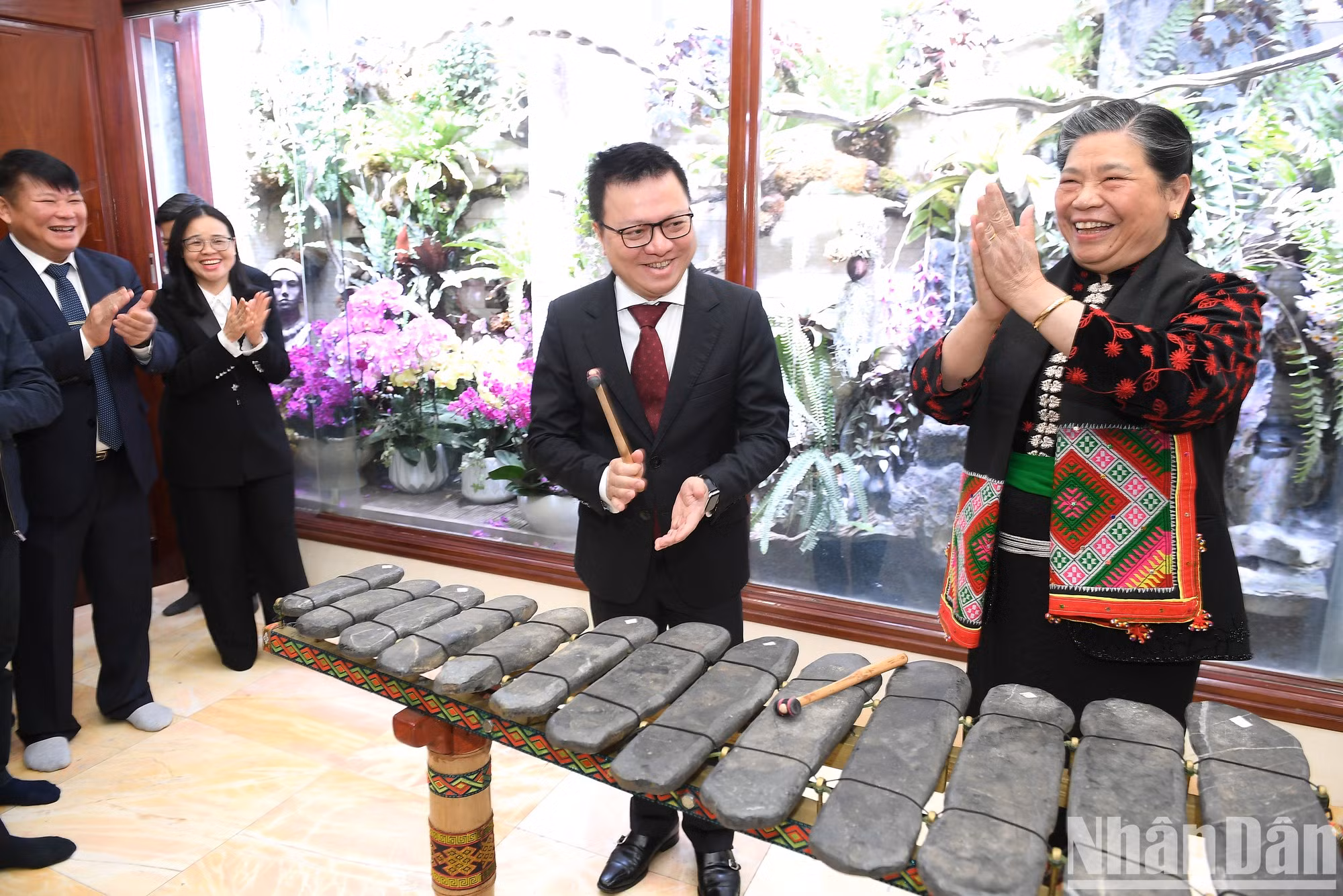 En la visita a la camarada Tong Thi Phong.