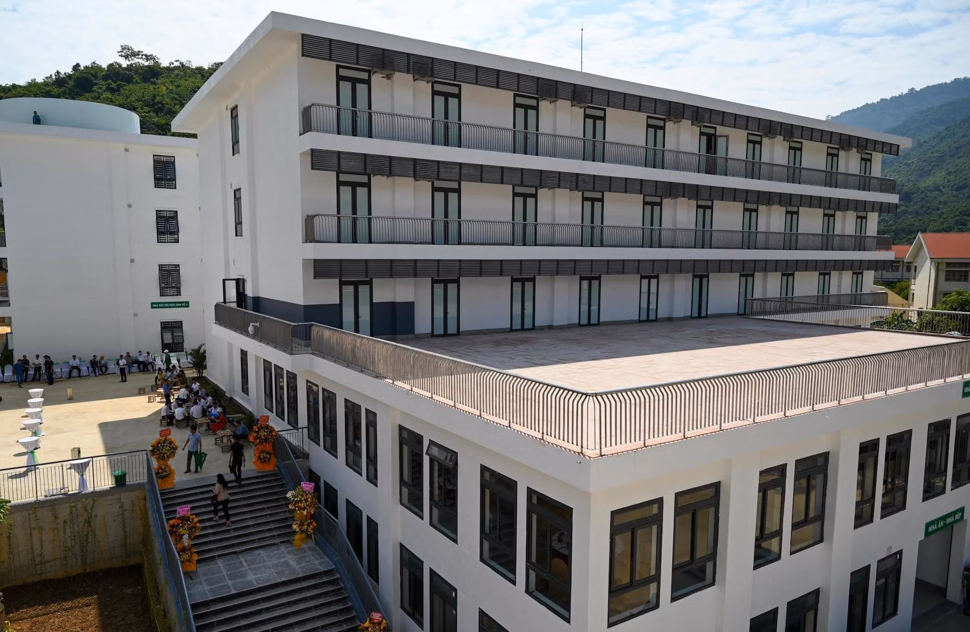Área de comedor, cocina y dormitorio para estudiantes de la escuela. Área de comedor, cocina y dormitorio para estudiantes de la escuela.
