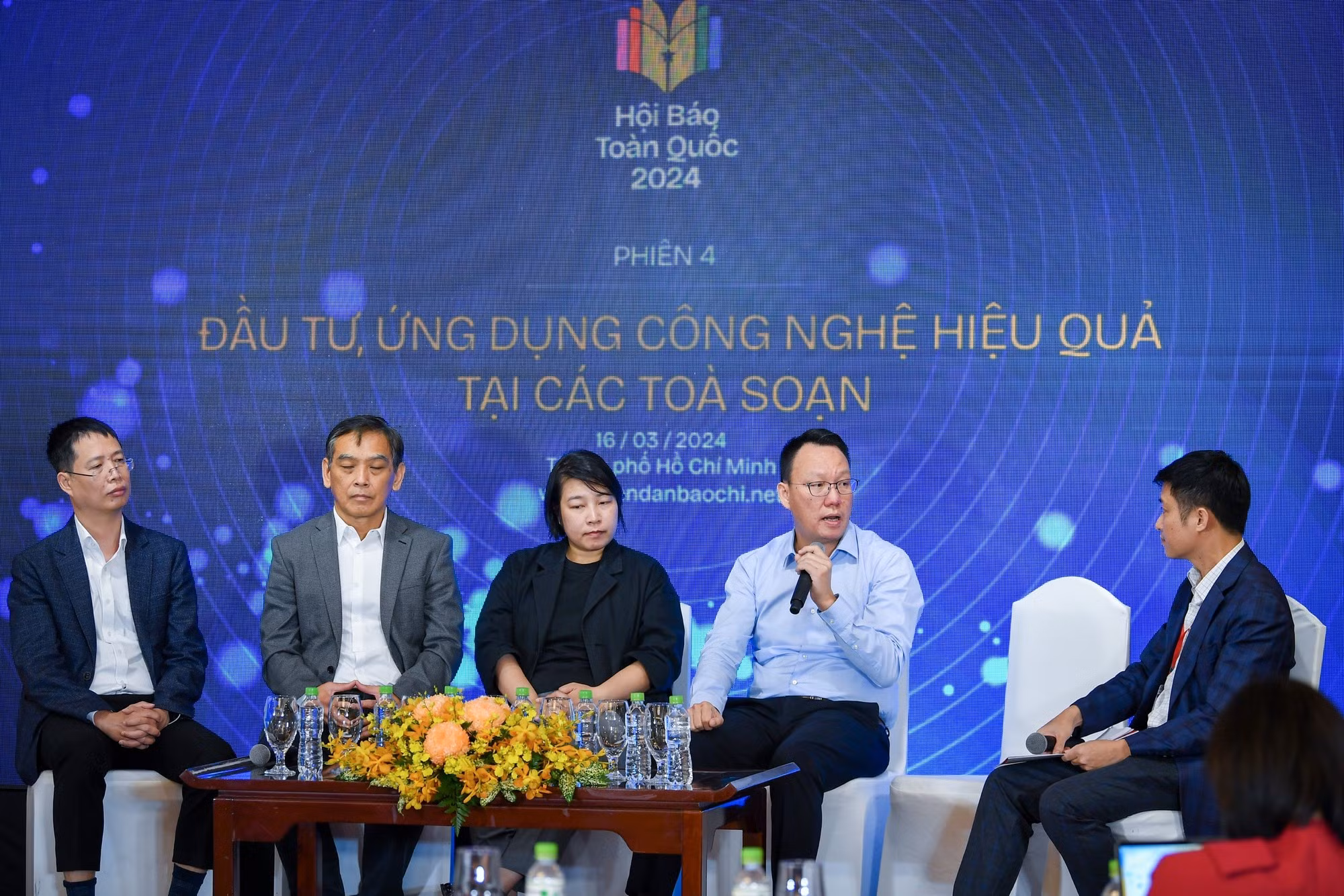 El debate cuenta con la participación de Lee Kah Whye, directora regional de la Asociación Mundial de Periódicos y Editores de Noticias; Nguyen Thi Thuy Duong, experta en el programa Google News Initiative (GNI) de la corporacion Google Corporation; Tran Viet Hung, editor jefe adjunto del periódico Thanh Nien y Pham Anh Chien, subdirector de VTV Digital. El debate cuenta con la participación de Lee Kah Whye, directora regional de la Asociación Mundial de Periódicos y Editores de Noticias; Nguyen Thi Thuy Duong, experta en el programa Google News Initiative (GNI) de la corporacion Google Corporation; Tran Viet Hung, editor jefe adjunto del periódico Thanh Nien y Pham Anh Chien, subdirector de VTV Digital.