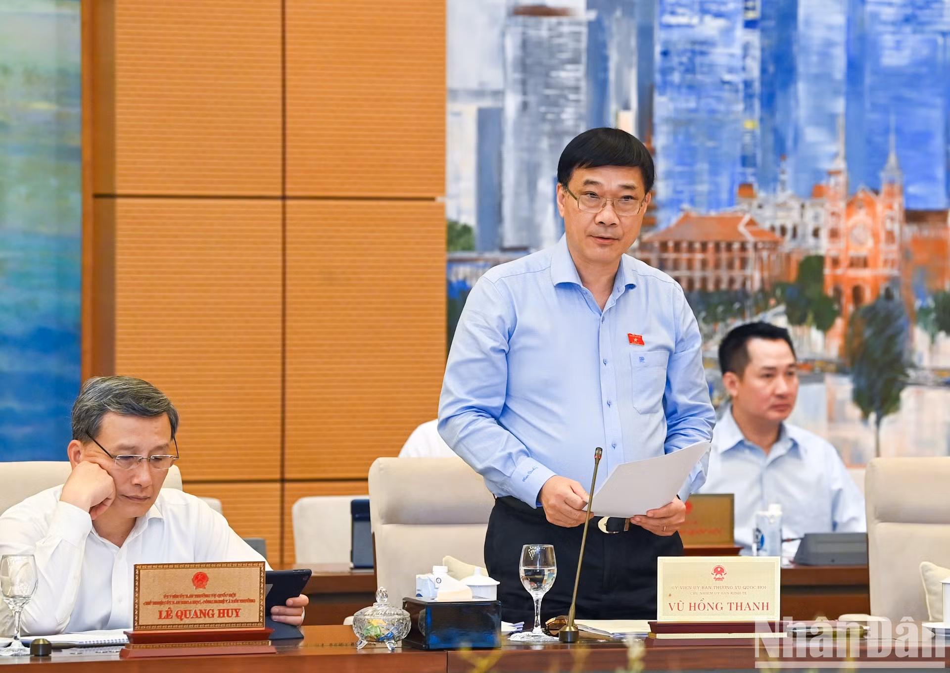 El presidente del Comité de Asuntos Económicos de la AN, Vu Hong Thanh, presenta el informe de evaluación de los resultados de la implementación de las tareas de desarrollo socioeconómico.