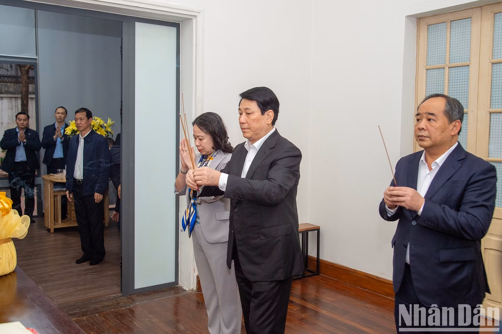 El presidente Luong Cuong, la vicepresidenta Vo Thi Anh Xuan y el jefe de la Oficina Presidencial, Le Khanh Hai, ofrecen incienso en memoria del difunto secretario general del PCV, Nguyen Phu Trong.