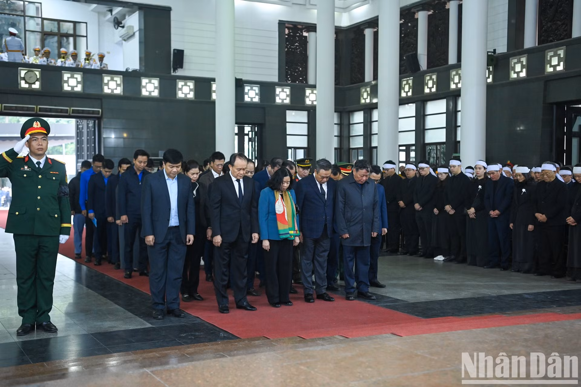 La delegación del Comité del Partido, el Consejo Popular y el Comité Popular de Hanói, encabezada por la secretaria del Comité del Partido en Hanói, Bui Thi Minh Hoai.