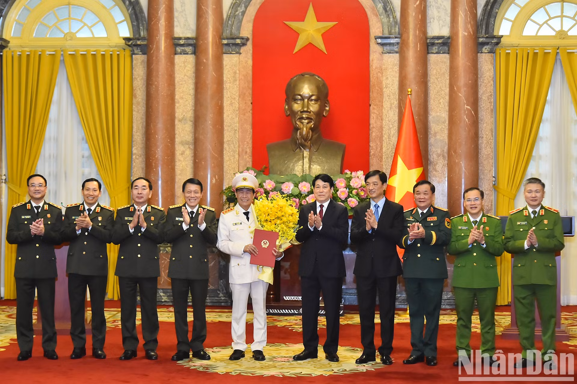 El presidente Luong Cuong y los delegados entregan flores para felicitar al teniente general Le Quoc Hung. El presidente Luong Cuong y los delegados entregan flores para felicitar al teniente general Le Quoc Hung.