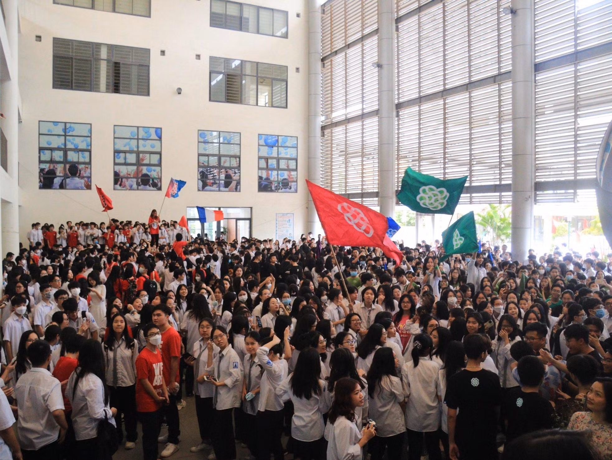 Las banderas se izan para simbolizar la alegría y las expectativas de los estudiantes en el nuevo curso escolar. (Foto: Thanh Dat)